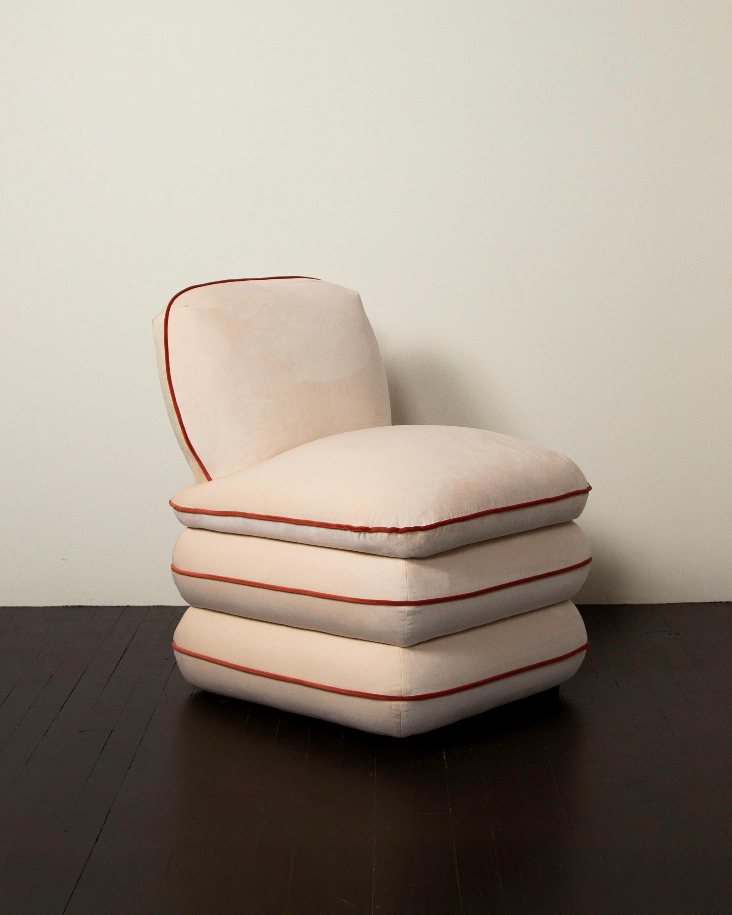 Le Ash Pillow Chair, le compagnon préféré de tous, réimaginé dans un nouveau textile en quatre coloris succulents. Trône de velours confortable, tissé sur mesure et entièrement rembourré, rêvé dans un atelier et réalisé à Lande, ce siège cossu a la