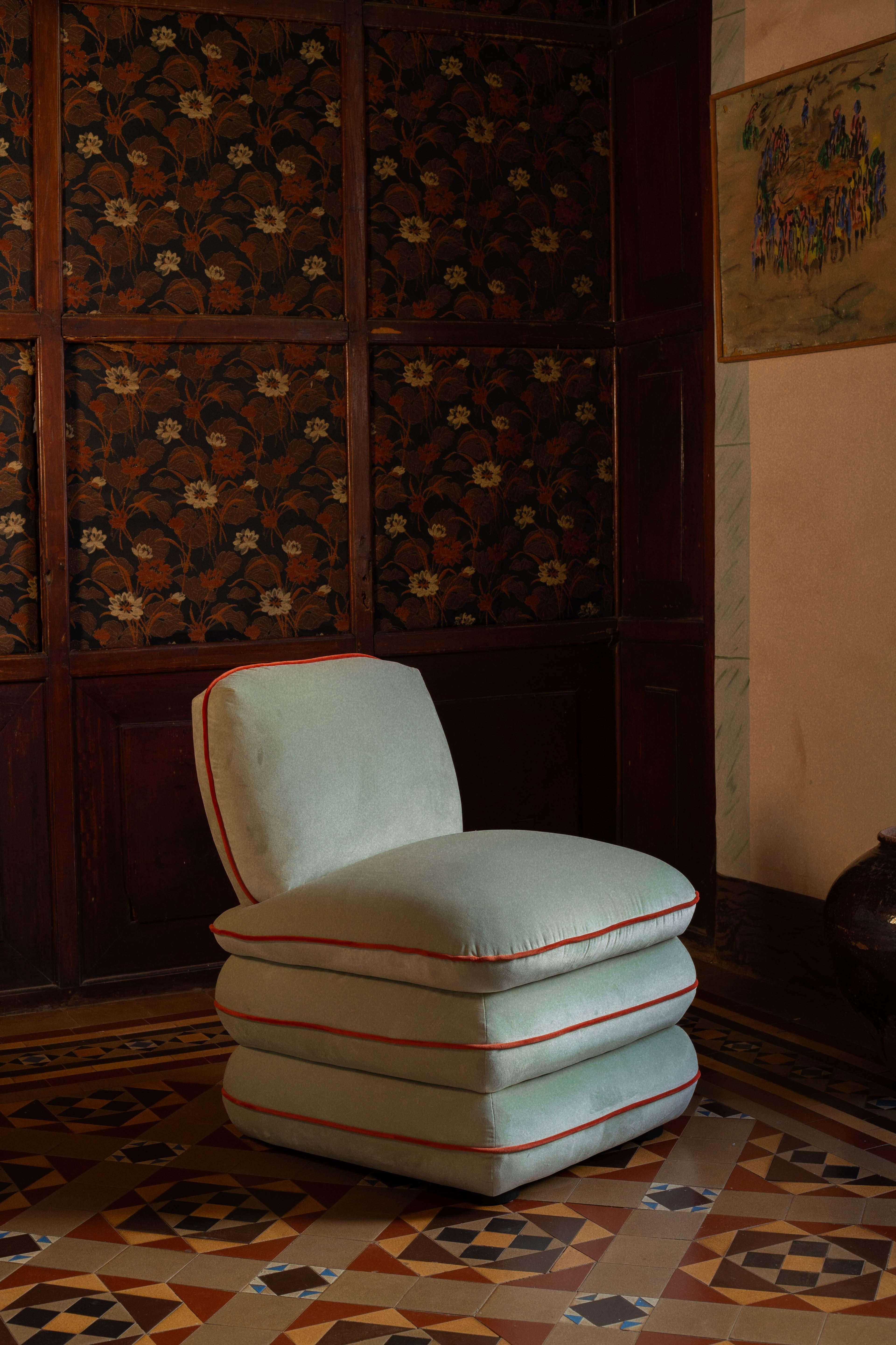 Der Ash Pillow Chair, jedermanns Lieblingsbegleiter, neu interpretiert in einem neuen Stoff in vier üppigen Farbvarianten. Dieser bequeme, maßgefertigte, vollständig gepolsterte Samtthron, der in einem Atelier erdacht und in Goa zum Leben erweckt