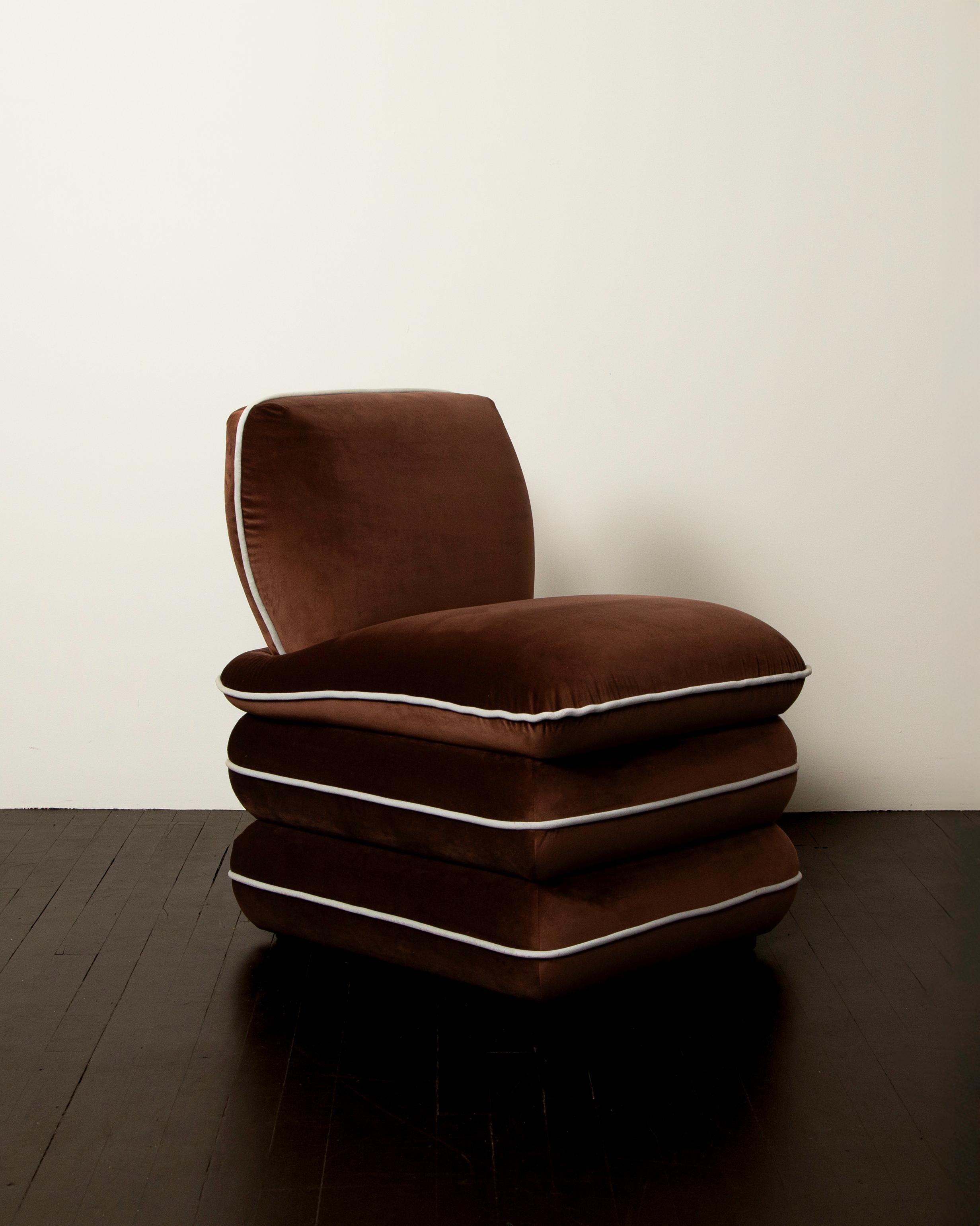 La sedia a cuscino Ash, la compagna preferita di tutti, è stata reimmaginata in un nuovo tessuto in quattro fantastiche varianti di colore. Un comodo trono di velluto completamente imbottito e tessuto su misura, sognato in un atelier e realizzato a