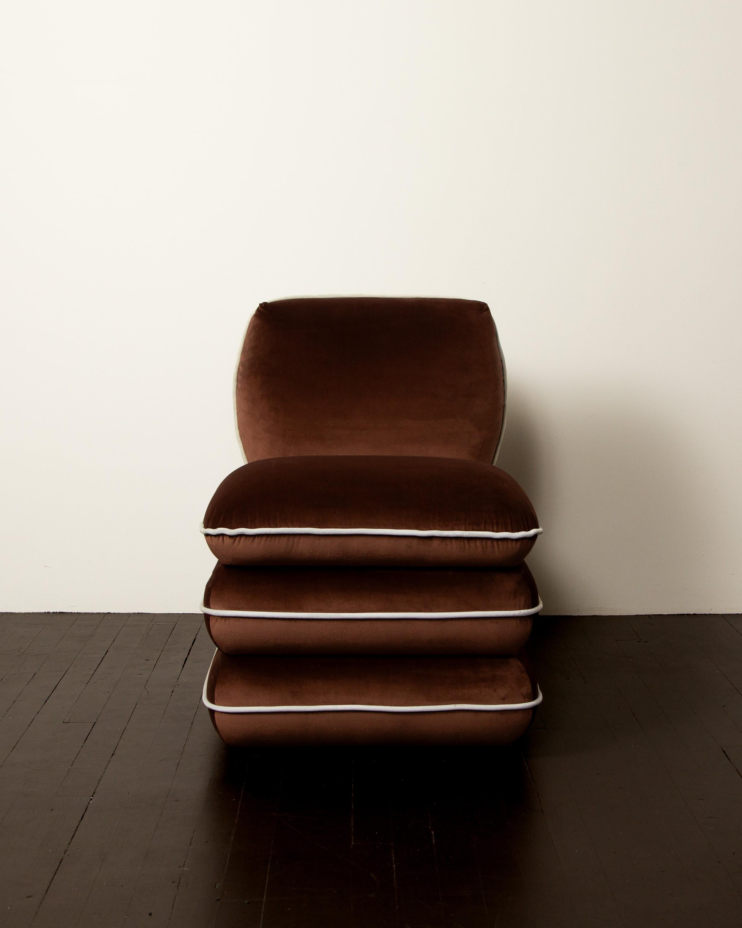 Sedia Pillow di Ash - Velluto color fungo In condizioni Nuovo in vendita a New York, NY