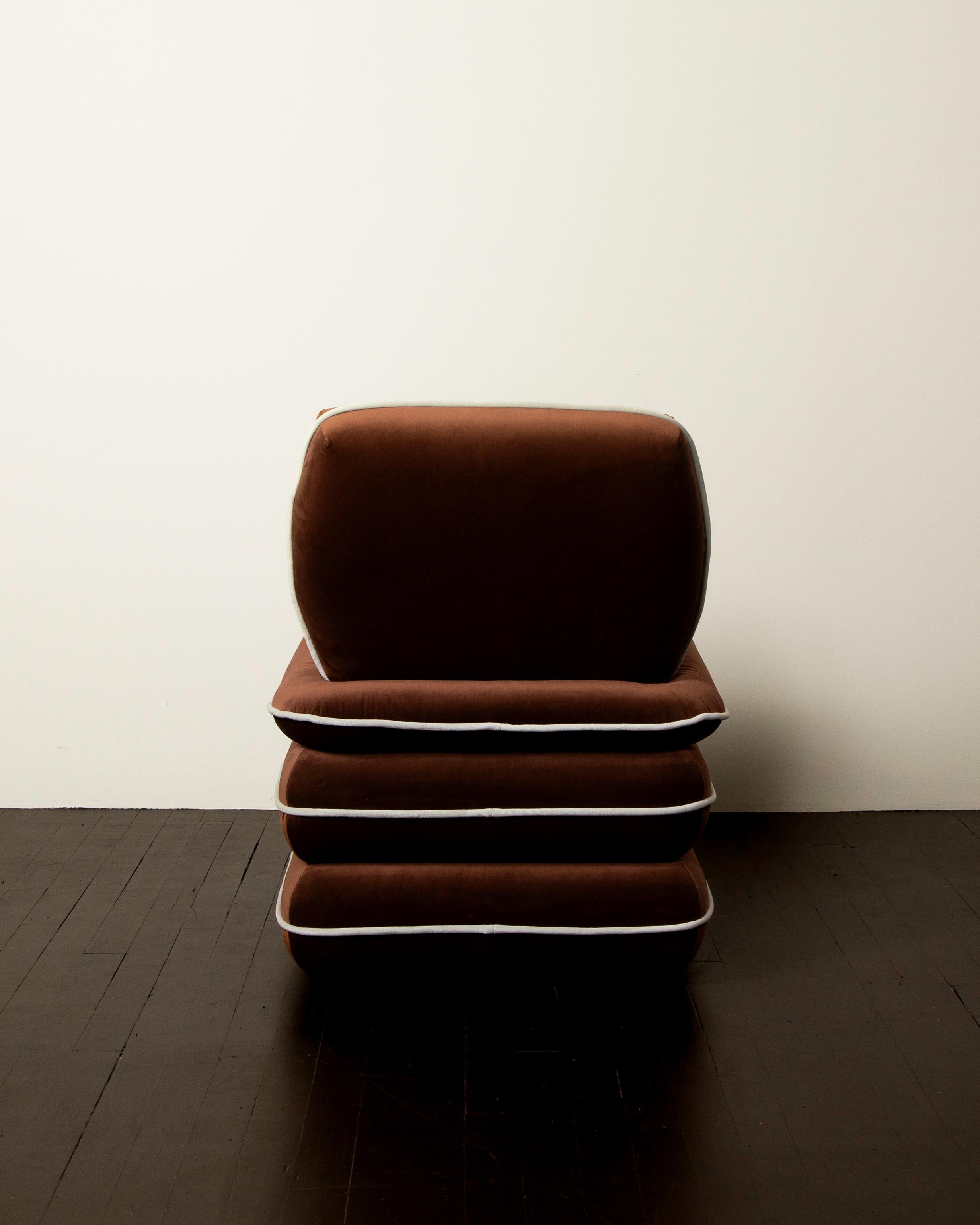 XXI secolo e contemporaneo Sedia Pillow di Ash - Velluto color fungo in vendita