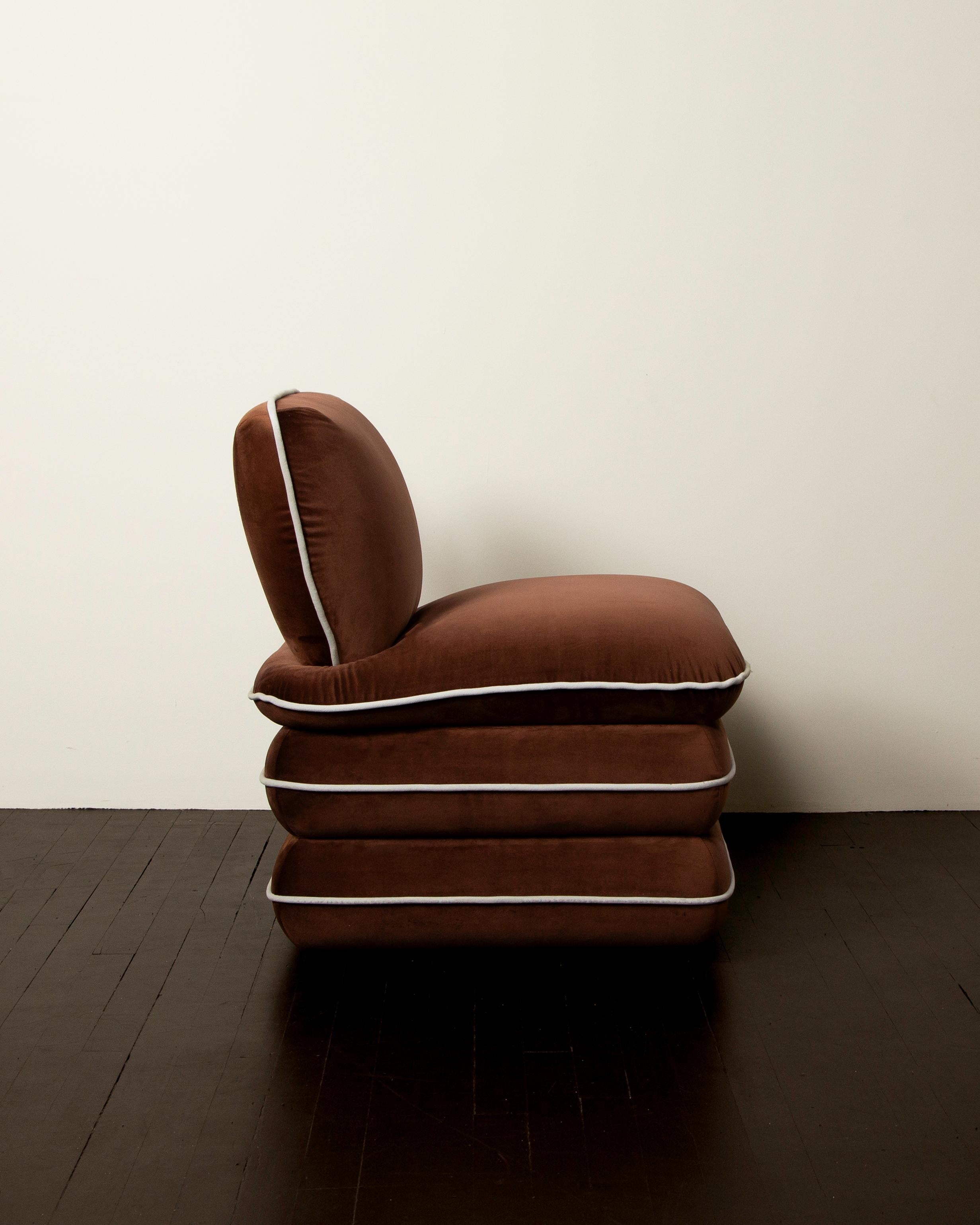 Sedia Pillow di Ash - Velluto color fungo in vendita 1