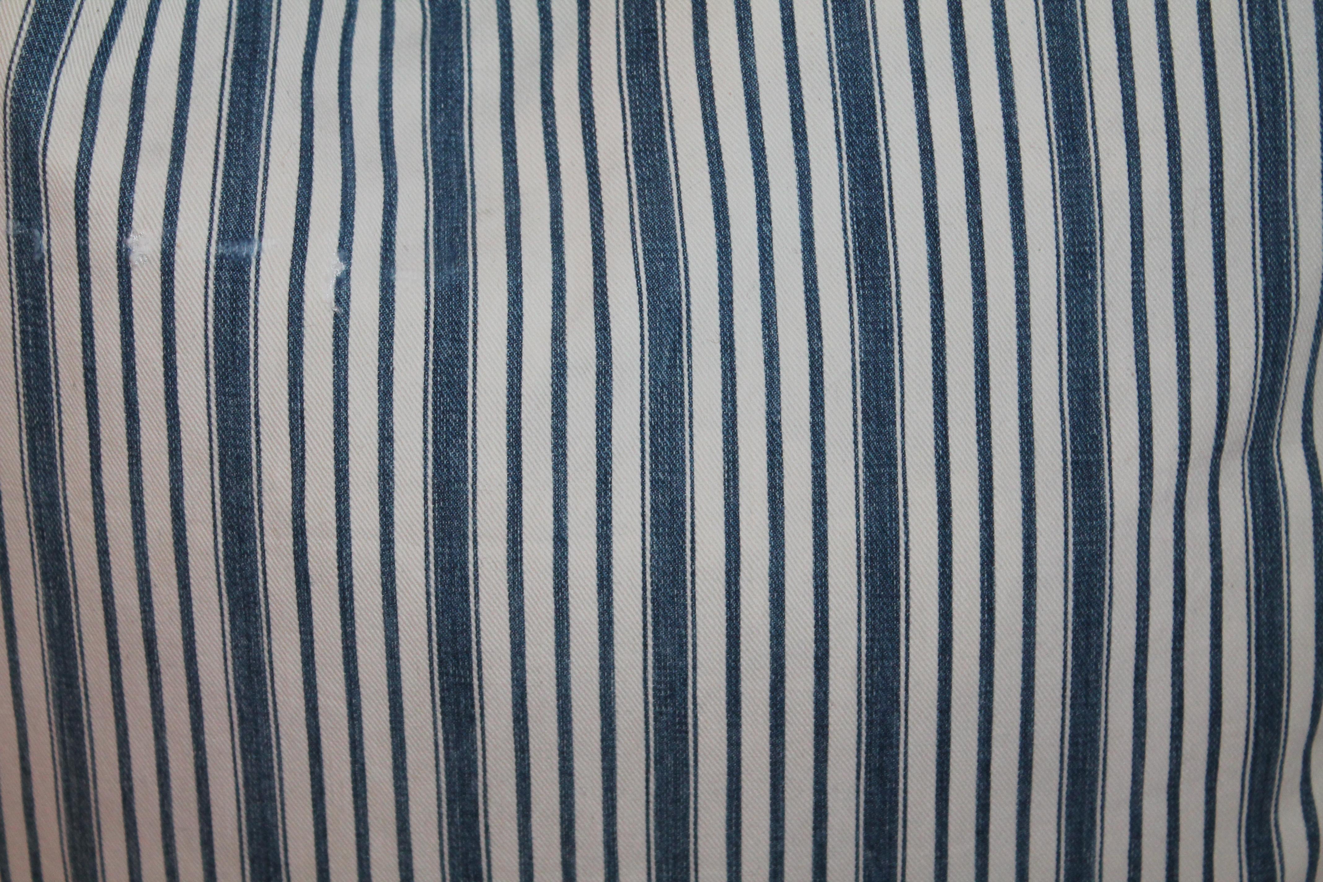 Cotone Collezione di cuscini in ticking blu e bianco del XIX secolo in vendita