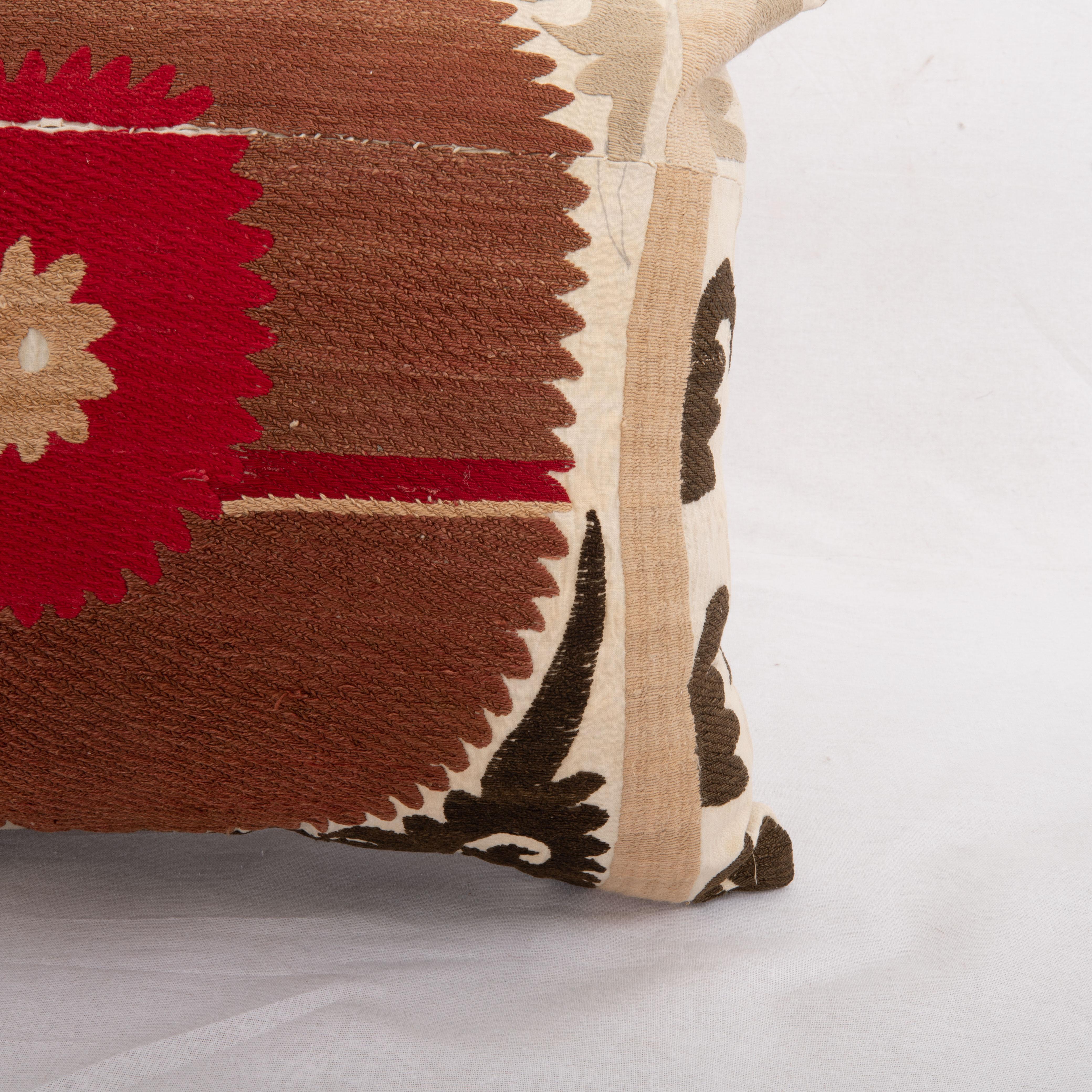 Brodé Taie d'oreiller fabriquée à partir d'un Suzani des années 1930, Ouzbékistan en vente