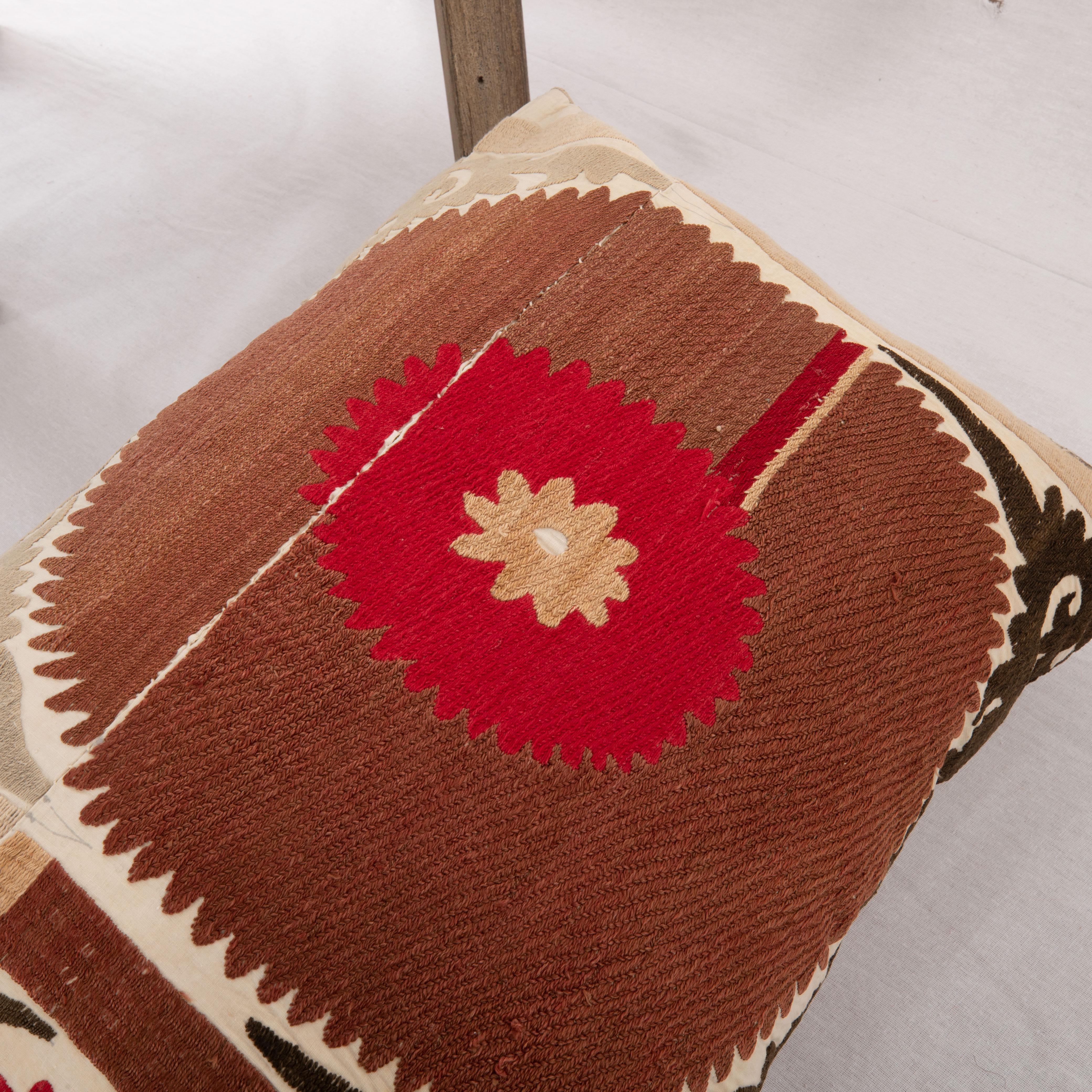 20ième siècle Taie d'oreiller fabriquée à partir d'un Suzani des années 1930, Ouzbékistan en vente