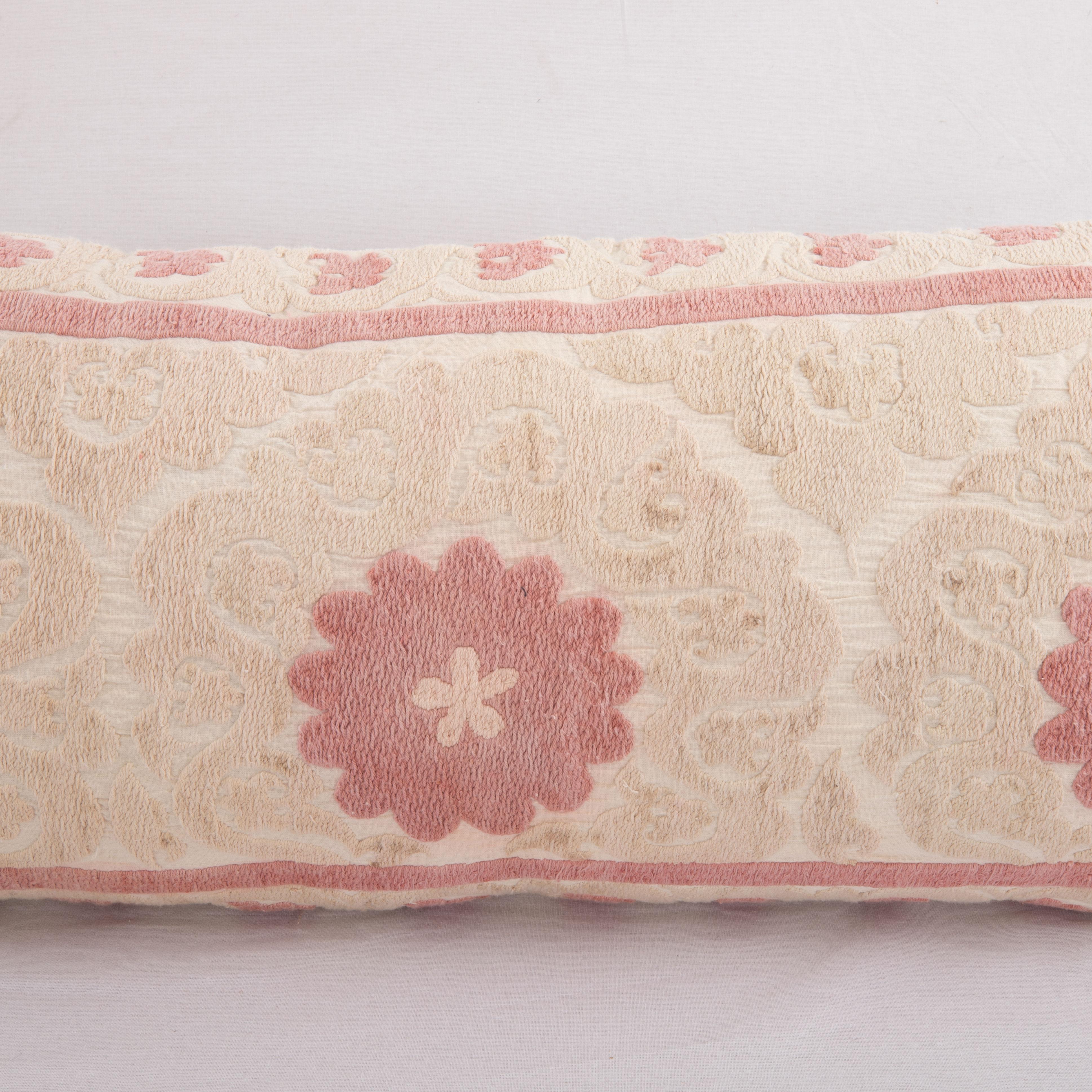 Brodé Taie d'oreiller fabriquée à partir d'un Suzani des années 1960, Ouzbékistan en vente