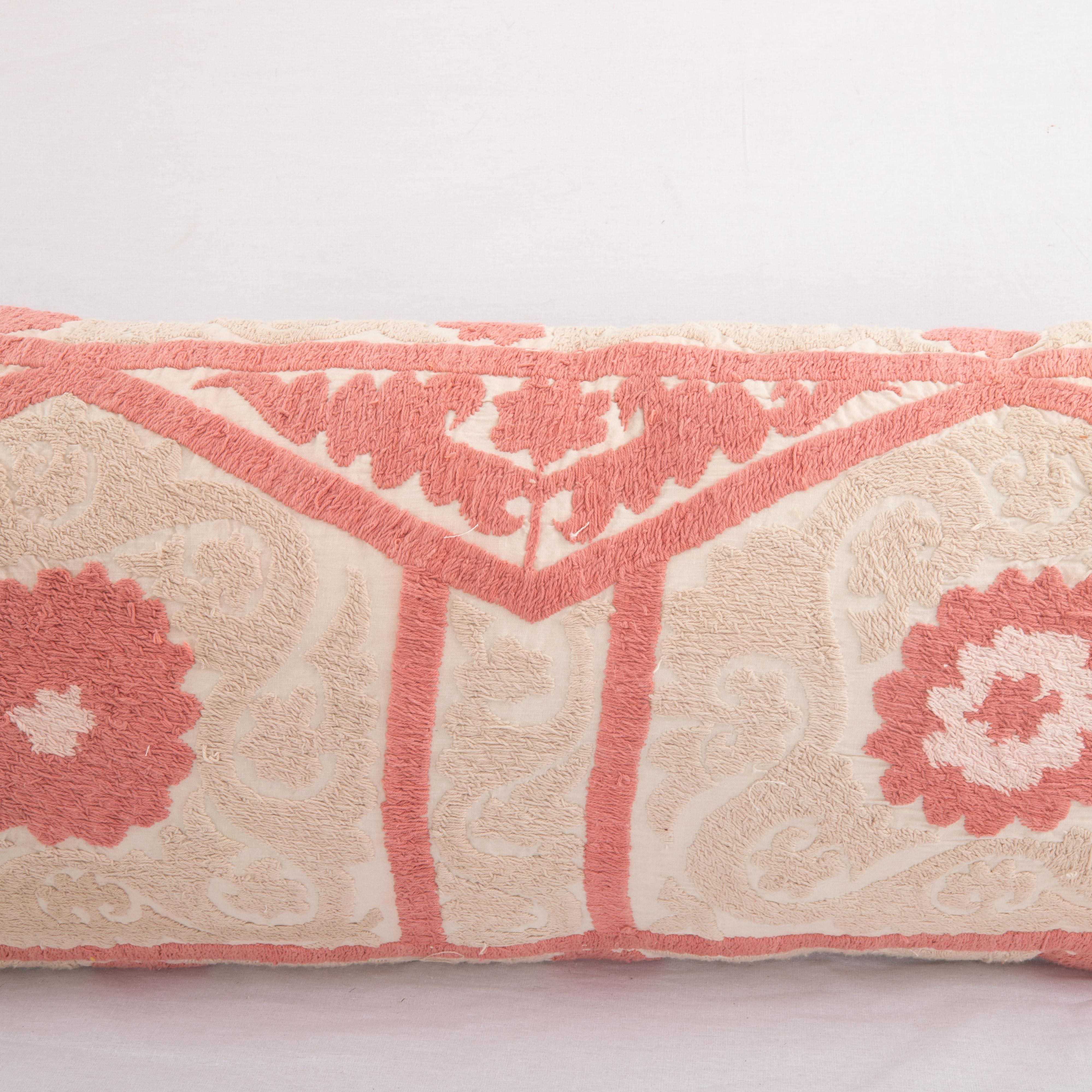 Brodé Taie d'oreiller fabriquée à partir d'un Suzani des années 1960, Ouzbékistan en vente