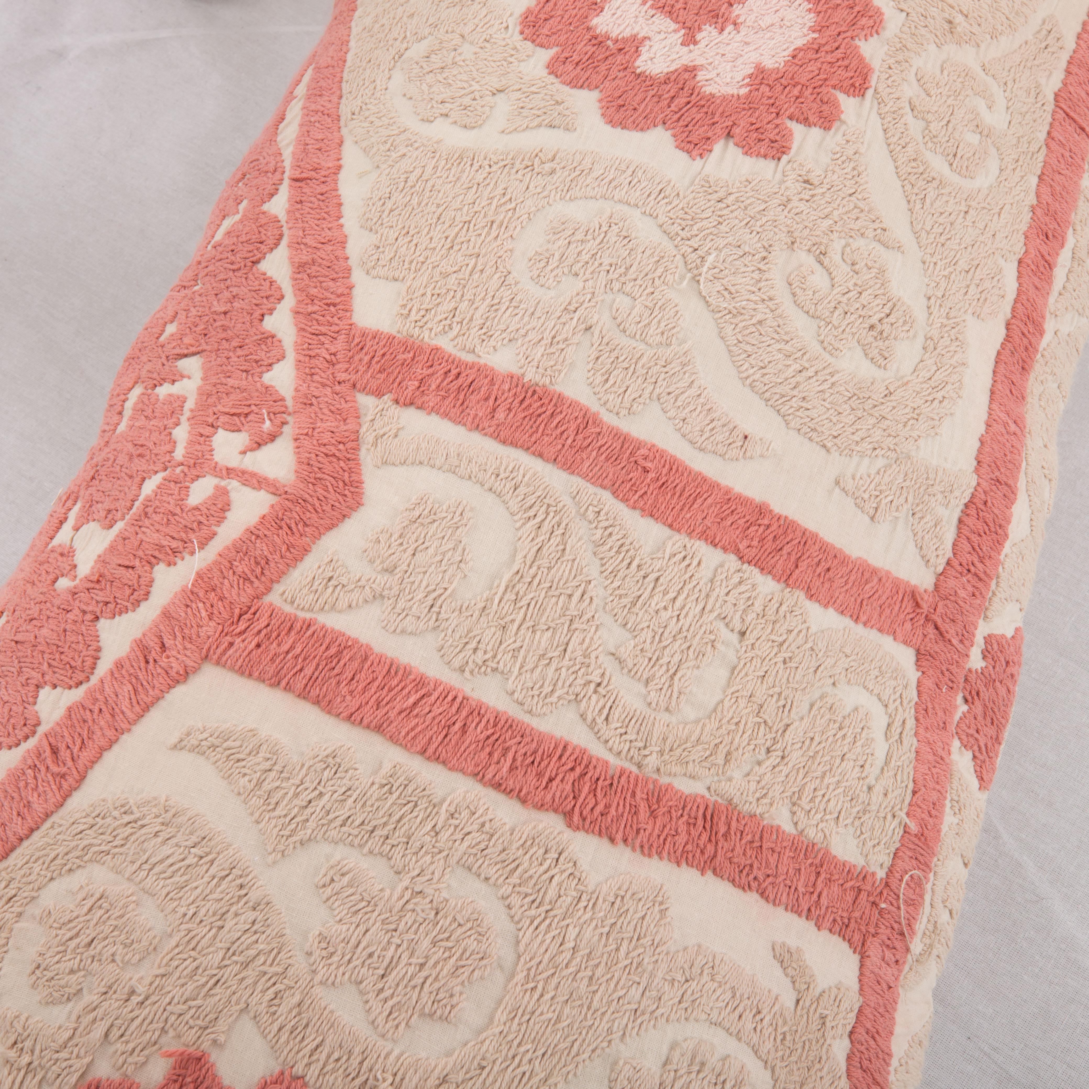 20ième siècle Taie d'oreiller fabriquée à partir d'un Suzani des années 1960, Ouzbékistan en vente