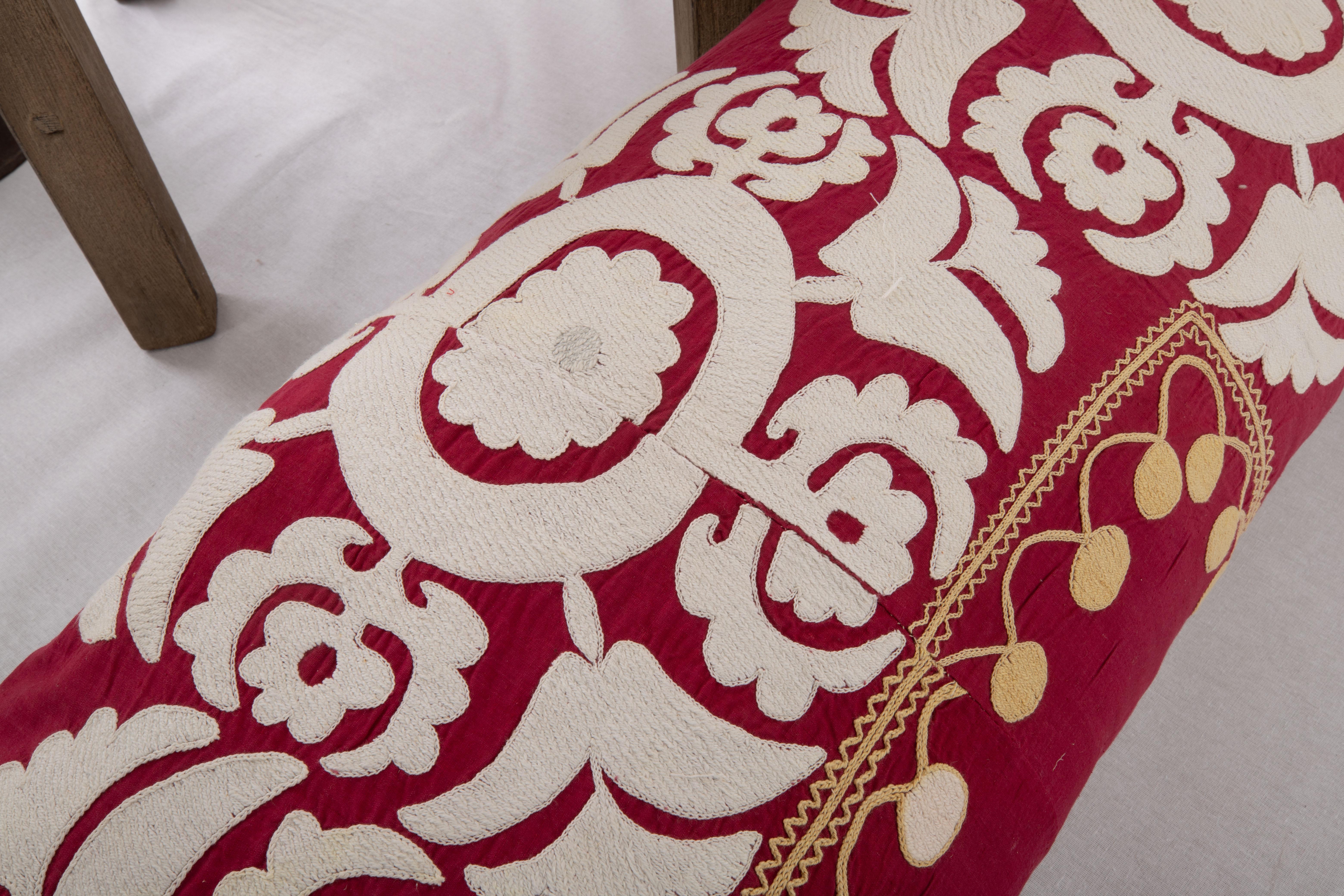 20ième siècle Taie d'oreiller fabriquée à partir d'un Suzani des années 1960, Ouzbékistan en vente