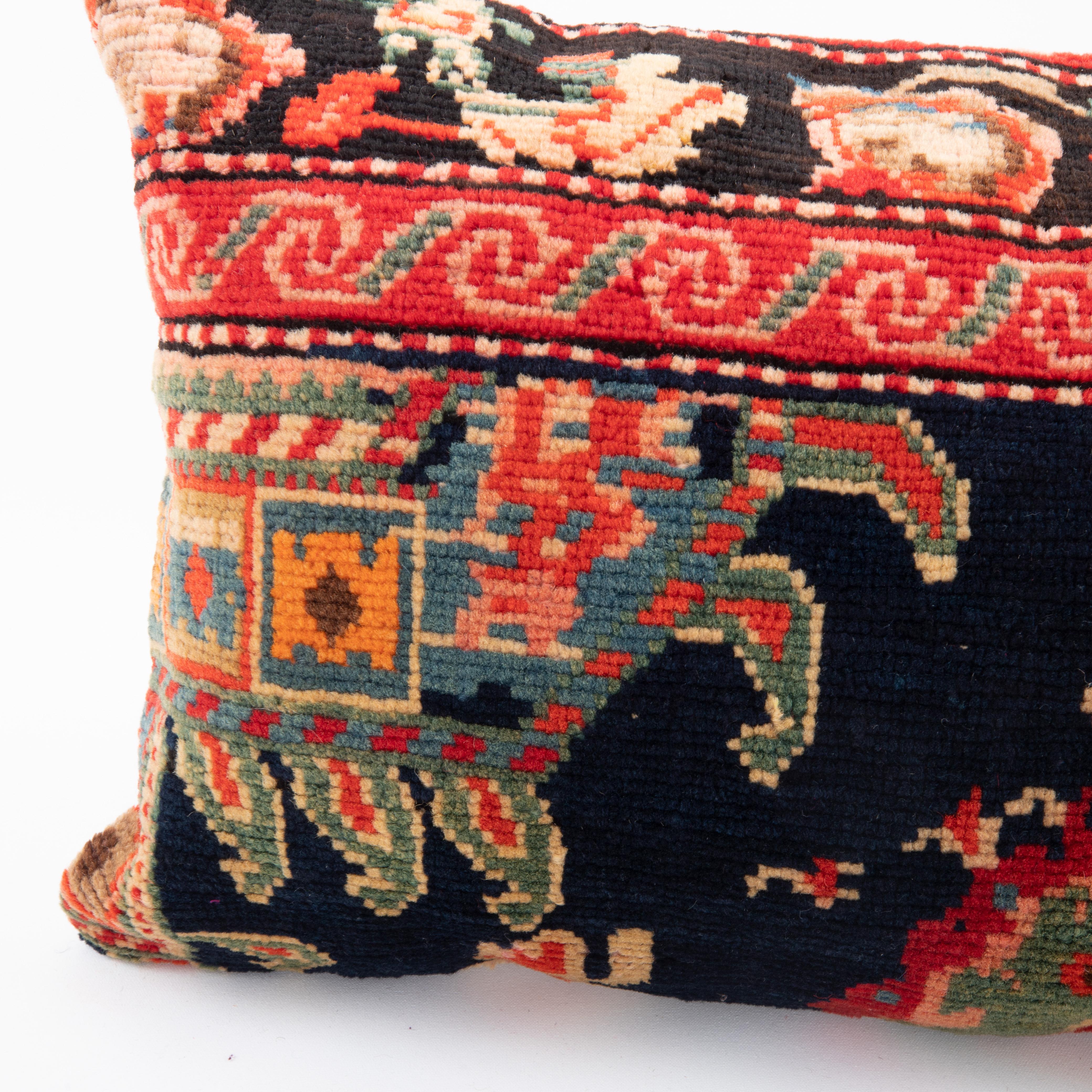 Caucasien Couvercle d'oreiller fabriqué à partir d'un tapis caucasien Karabagh, fin du 19e / début du 20e siècle en vente