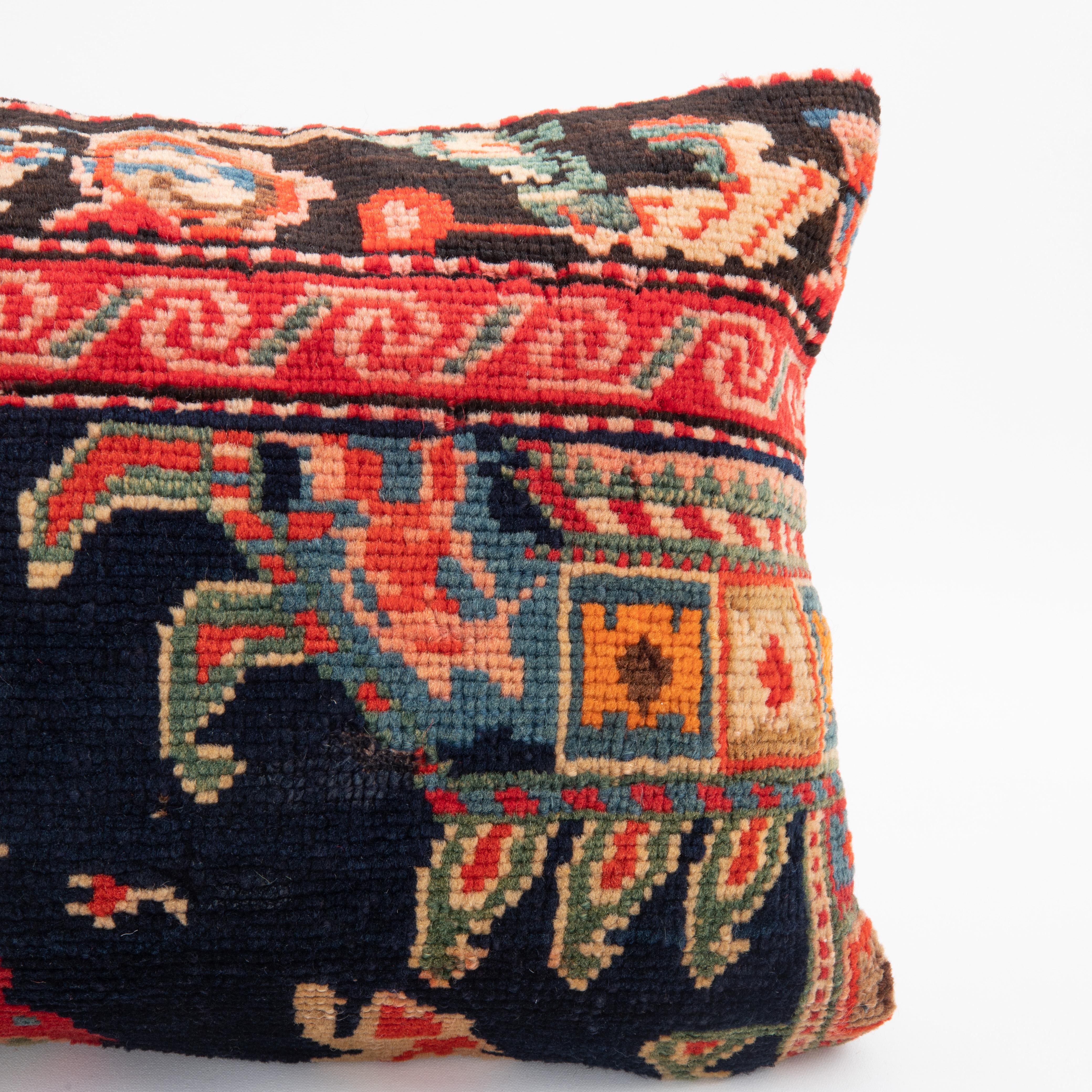 Couvercle d'oreiller fabriqué à partir d'un tapis caucasien Karabagh, fin du 19e / début du 20e siècle État moyen - En vente à Istanbul, TR