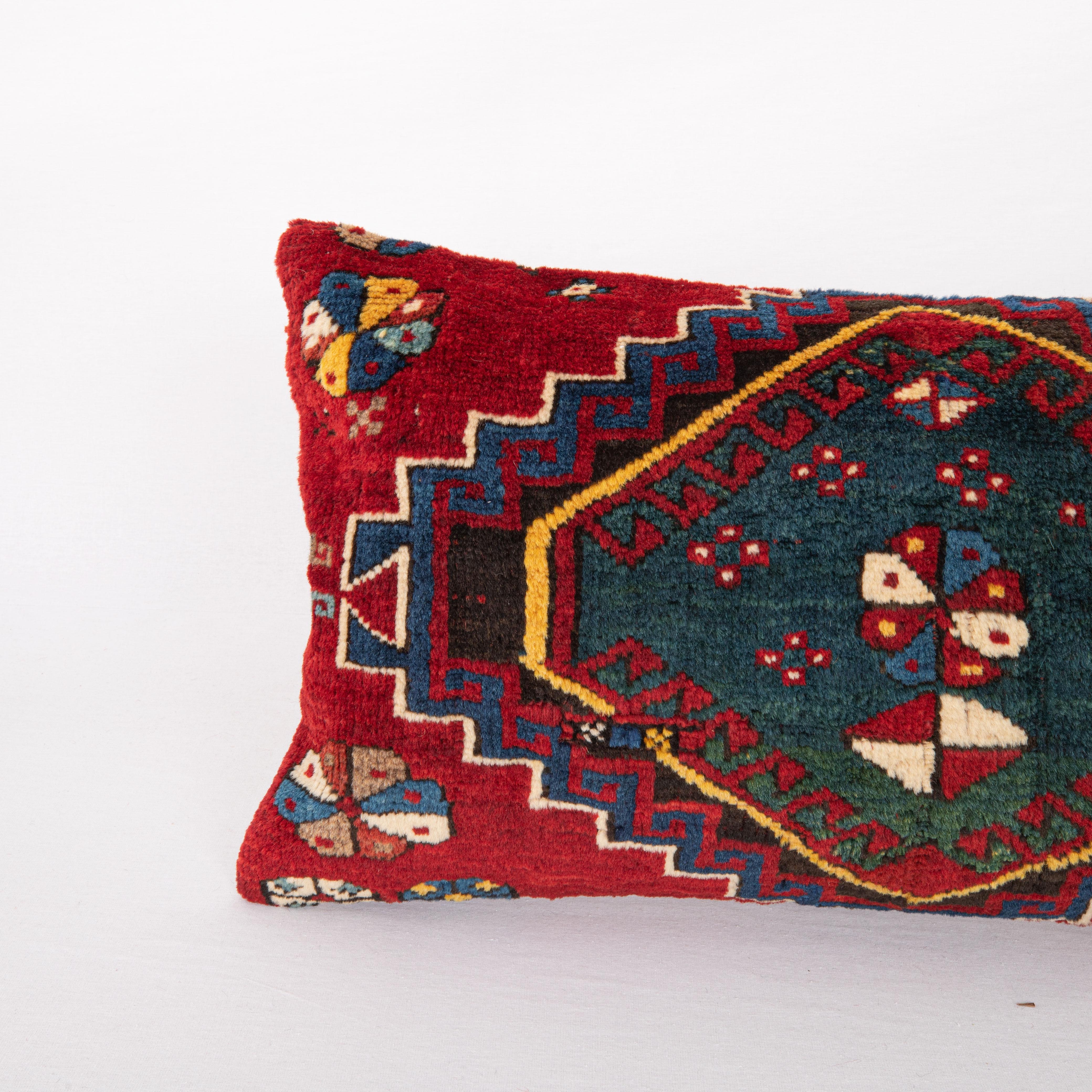 Azerbaïdjanais Housse d'oreiller. Fabriqué à partir d'un tapis du Caucase, fin du 19e siècle en vente