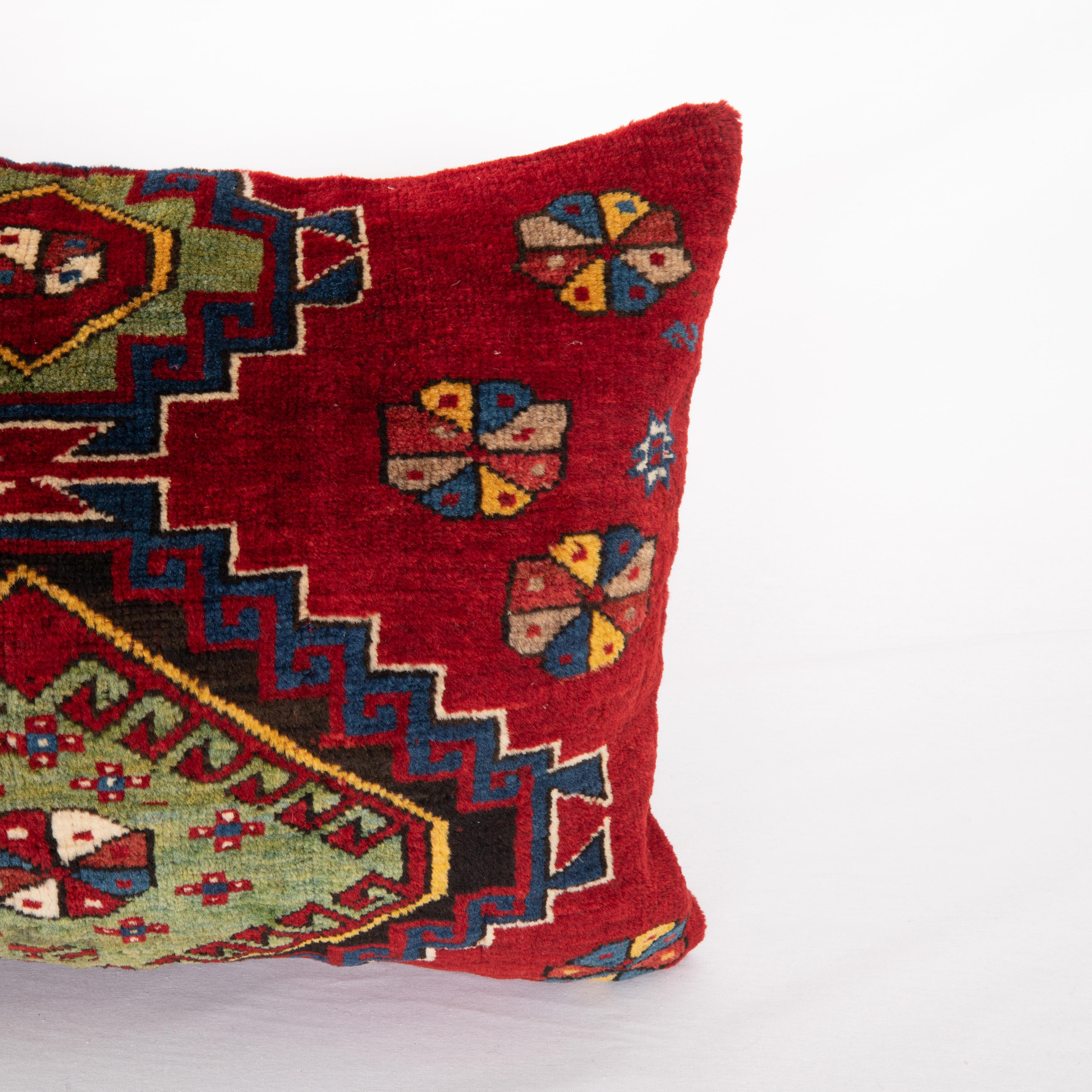 Tissé à la main Housse d'oreiller. Fabriqué à partir d'un tapis du Caucase, fin du 19e siècle en vente