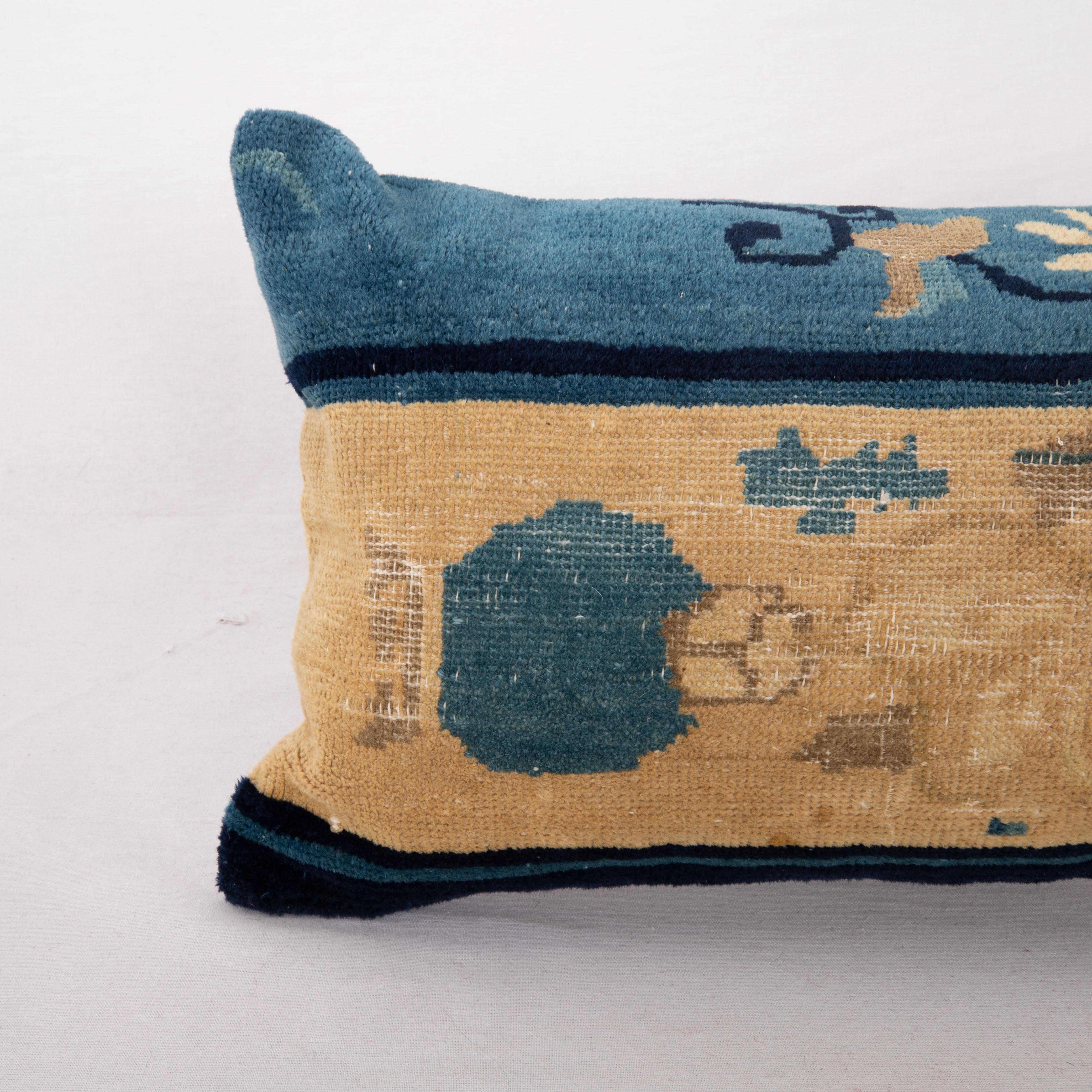 Kissenbezug aus einem chinesischen Art-déco-Teppich, frühes 20. Jahrhundert. (Art déco) im Angebot