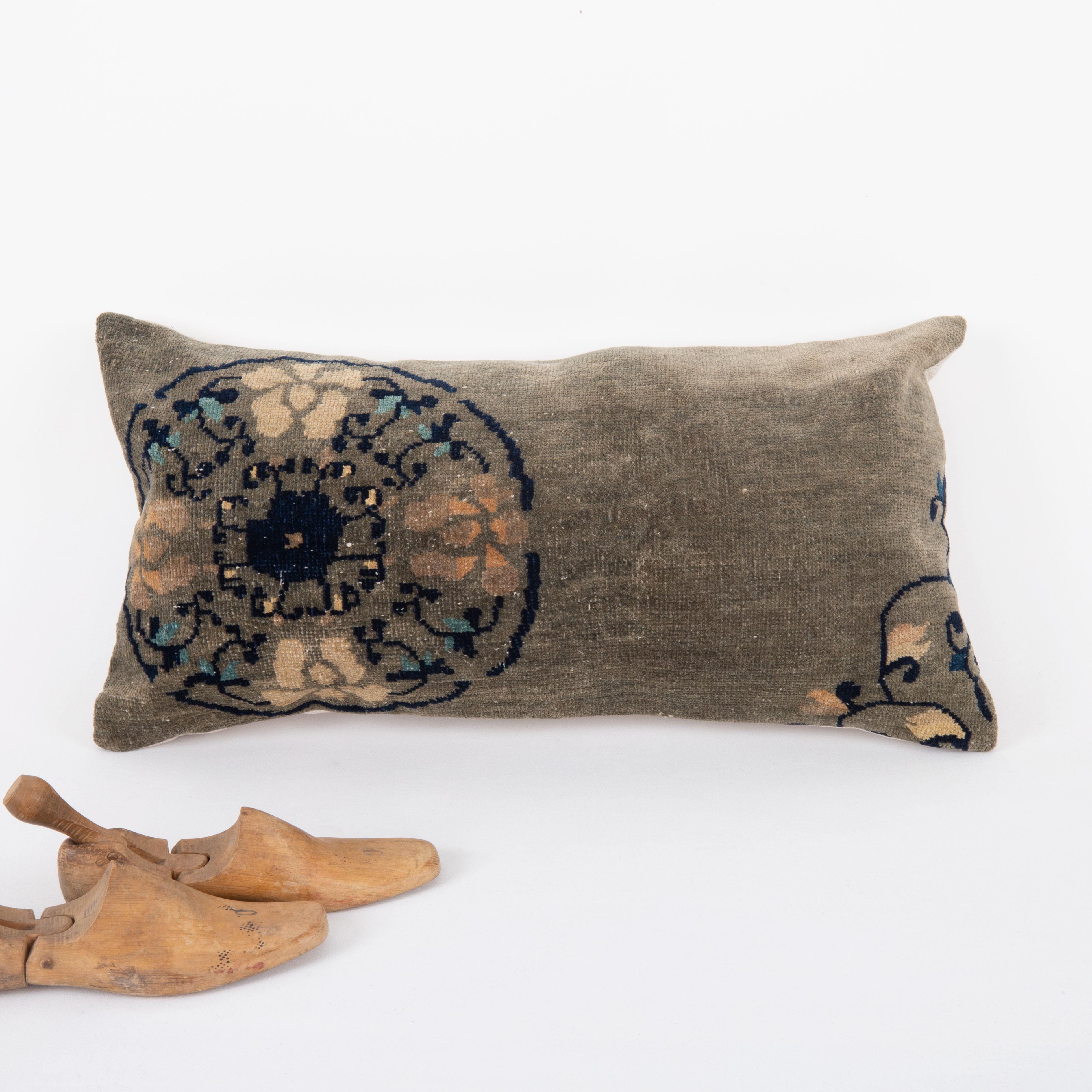 Chinois Revêtement d'oreiller fabriqué à partir d'un tapis Art déco chinois, début du 20e siècle en vente
