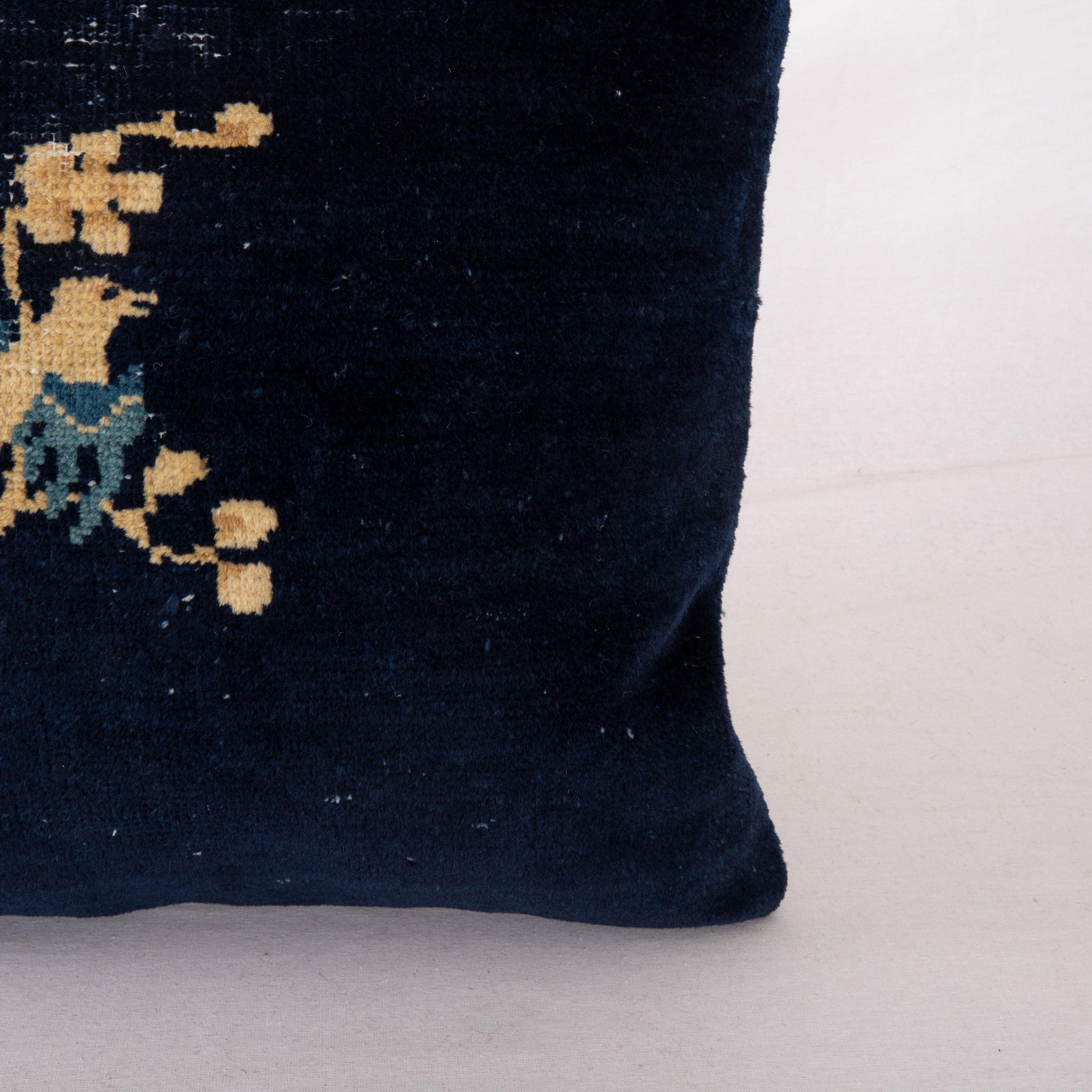 Tissé à la main Revêtement d'oreiller fabriqué à partir d'un tapis Art déco chinois, début du 20e siècle en vente