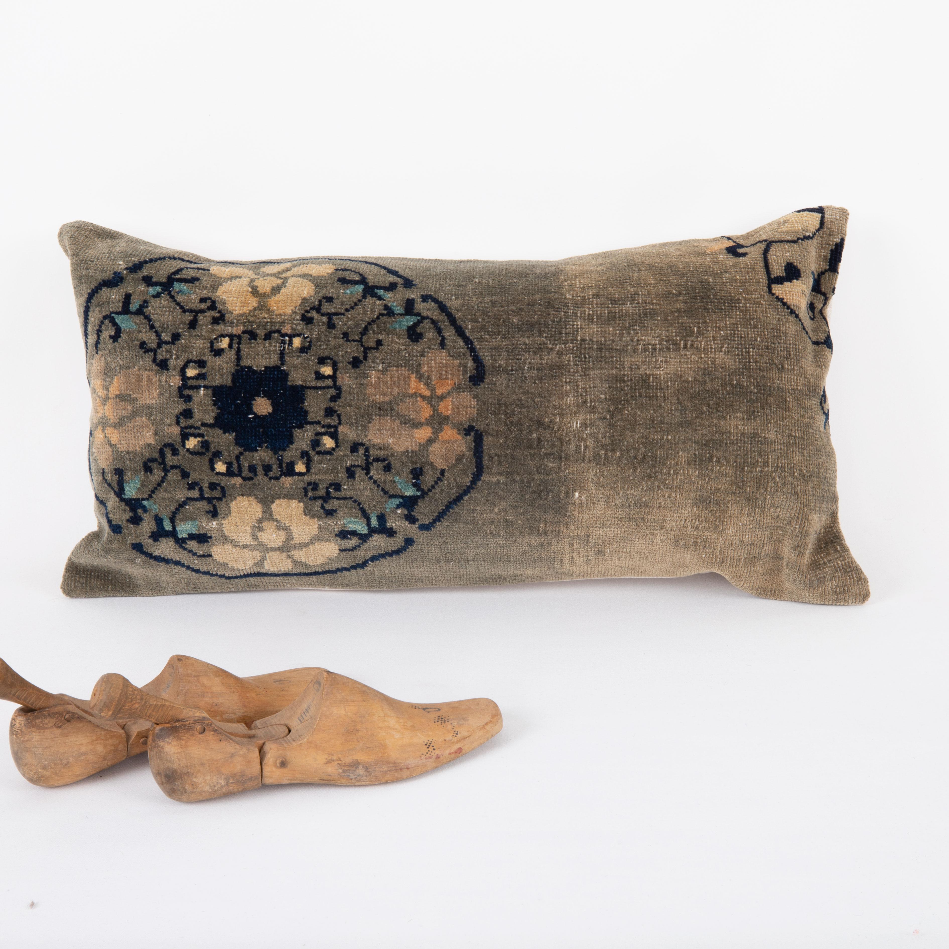 Revêtement d'oreiller fabriqué à partir d'un tapis Art déco chinois, début du 20e siècle Bon état - En vente à Istanbul, TR