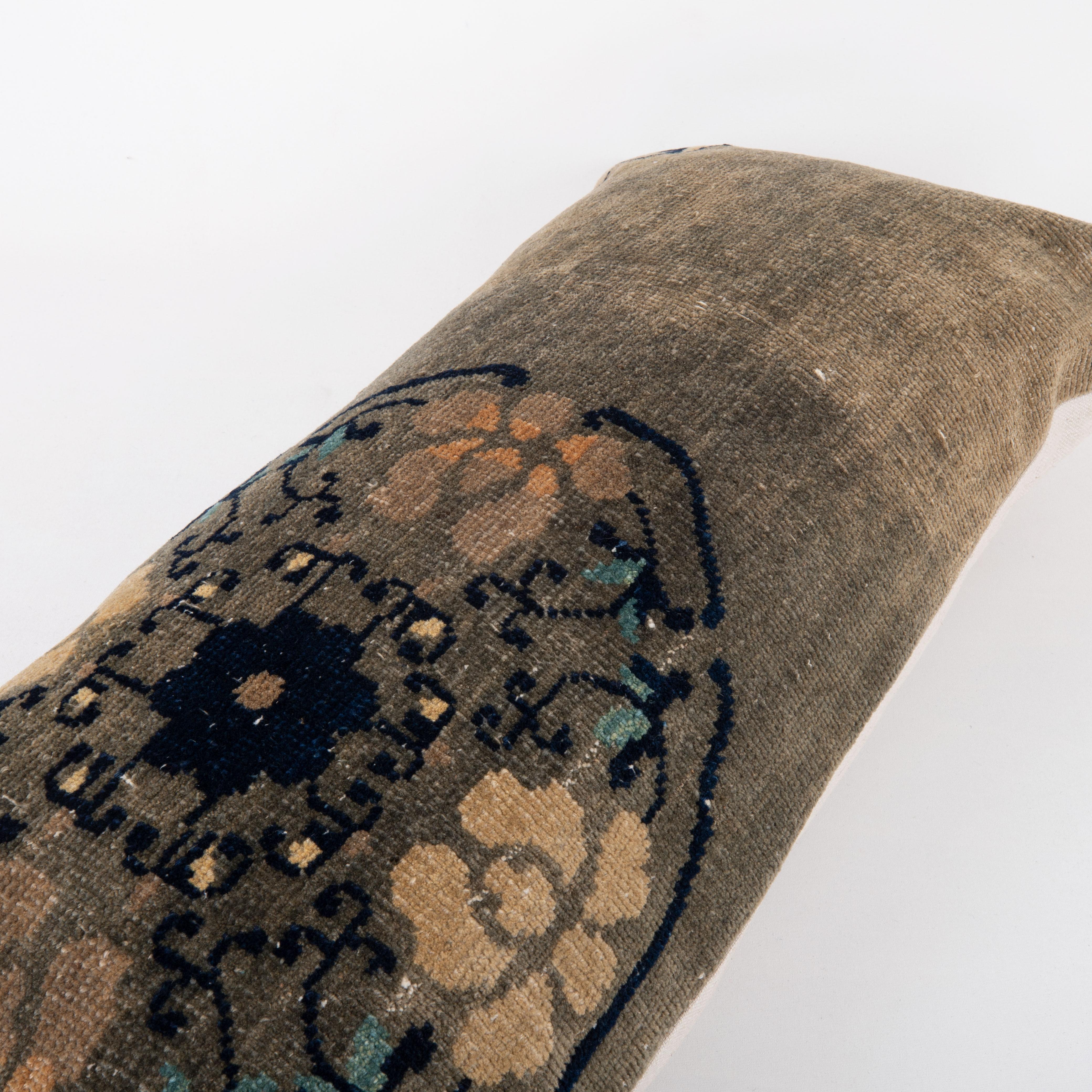 20ième siècle Revêtement d'oreiller fabriqué à partir d'un tapis Art déco chinois, début du 20e siècle en vente