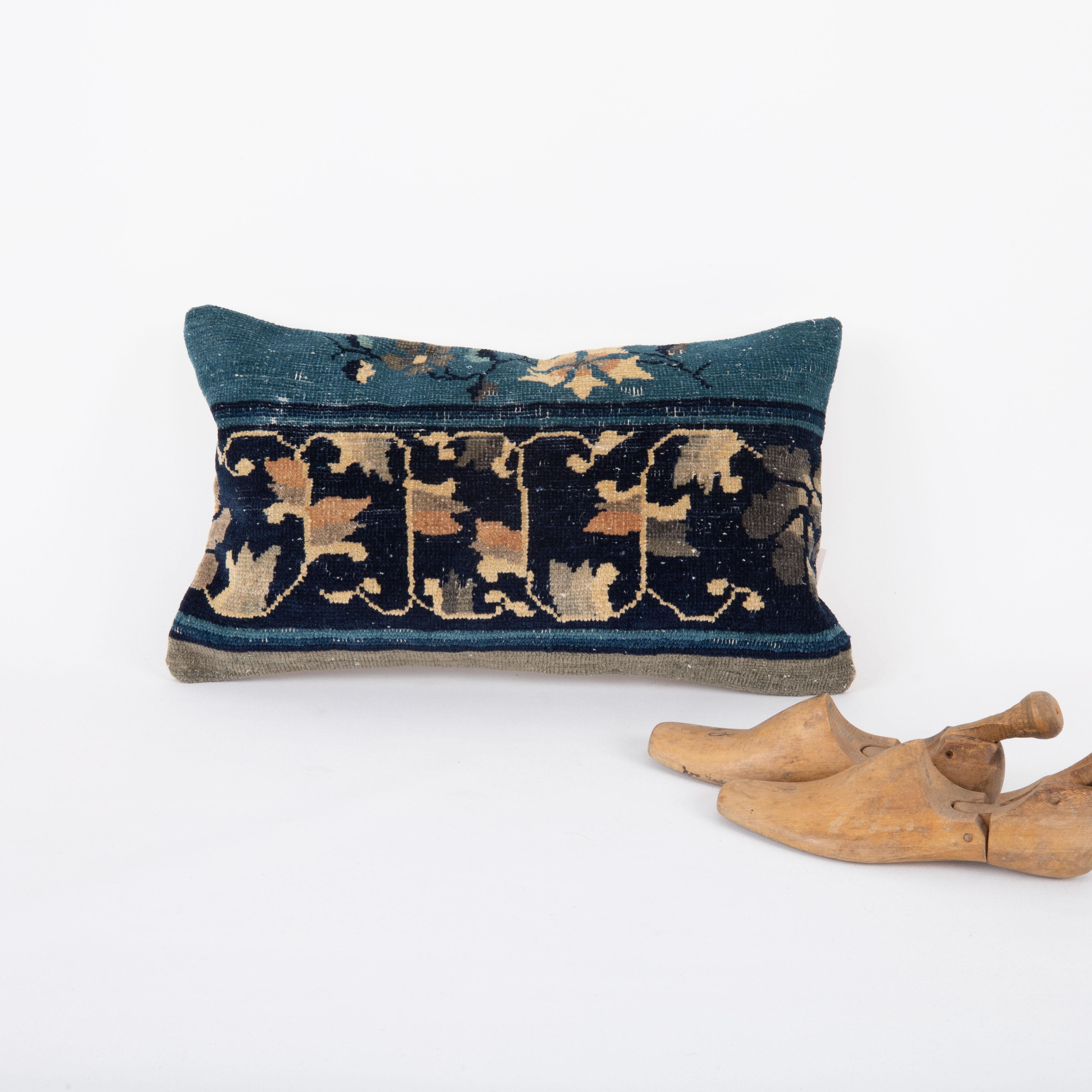 Kissenbezug aus einem chinesischen Art-déco-Teppich, frühes 20. Jahrhundert. (Wolle) im Angebot