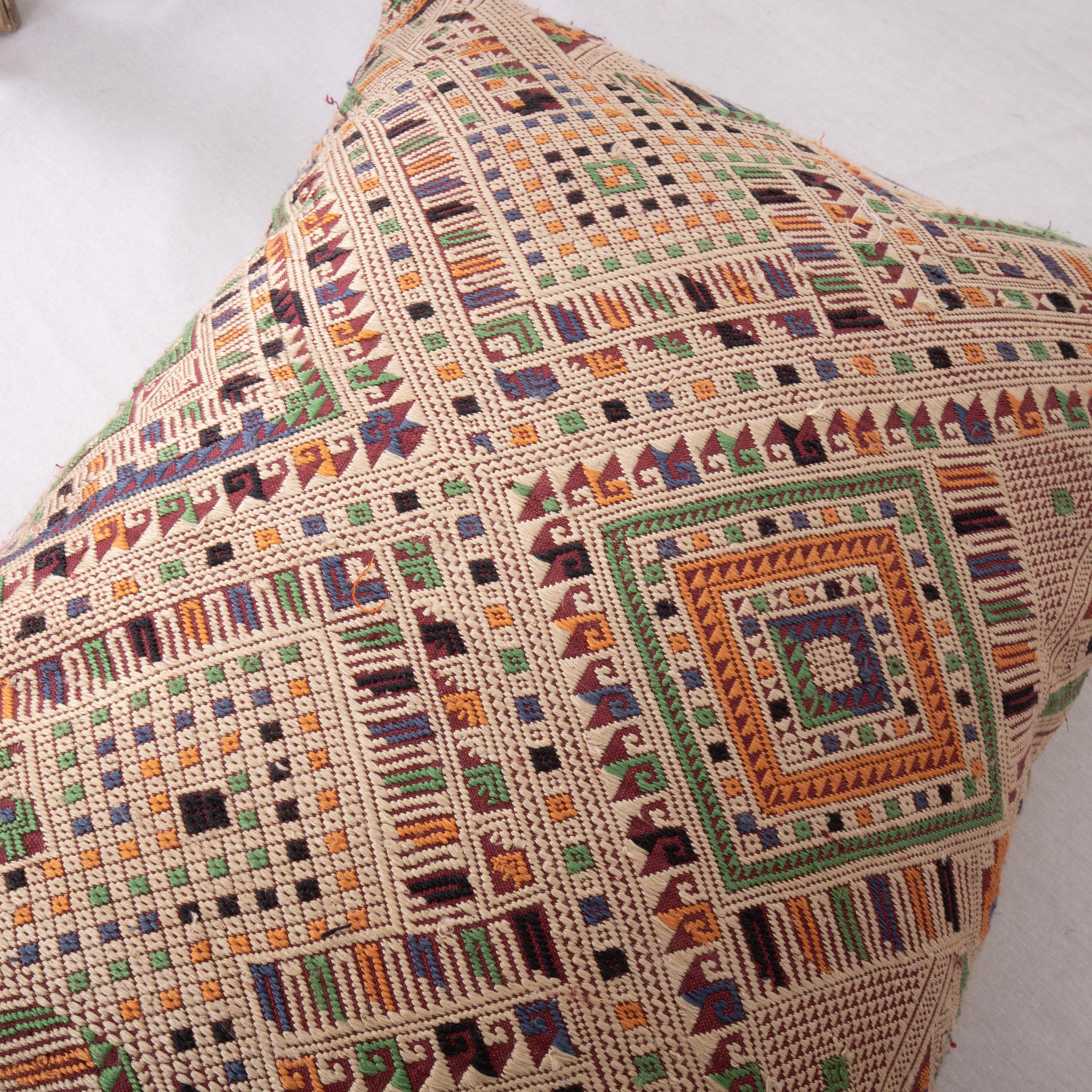 Couvercle d'oreiller fabriqué à partir d'une broderie en soie laïenne vintage Bon état - En vente à Istanbul, TR