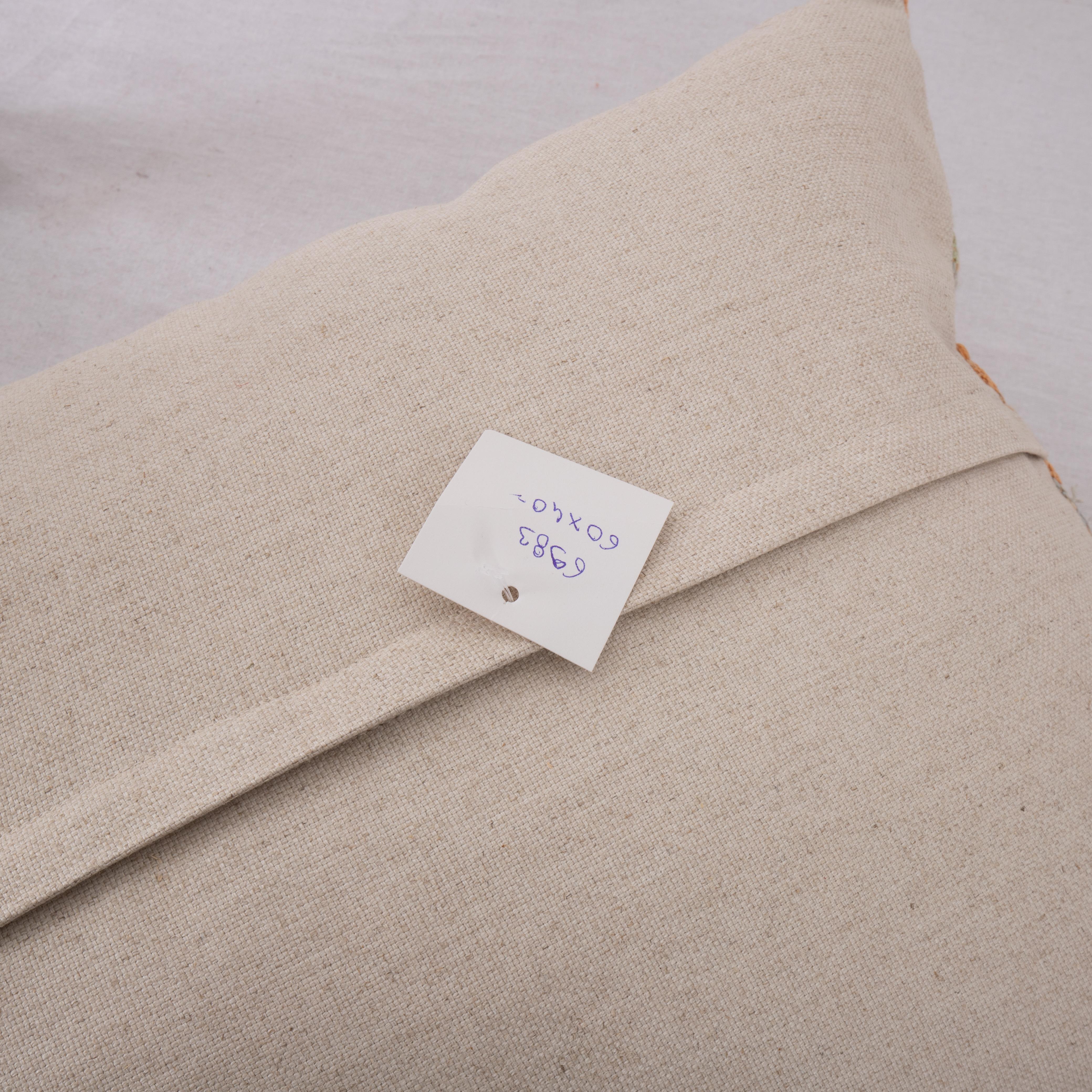 Soie Couvercle d'oreiller fabriqué à partir d'une broderie en soie vintage Laotion en vente