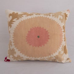 Funda de cojín hecha con un Suzani de mediados del siglo XX, Uzbekistán