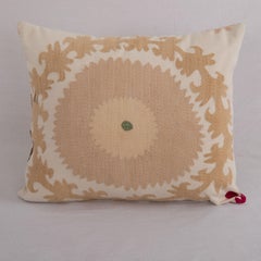 Funda de cojín hecha con un Suzani de mediados del siglo XX, Uzbekistán