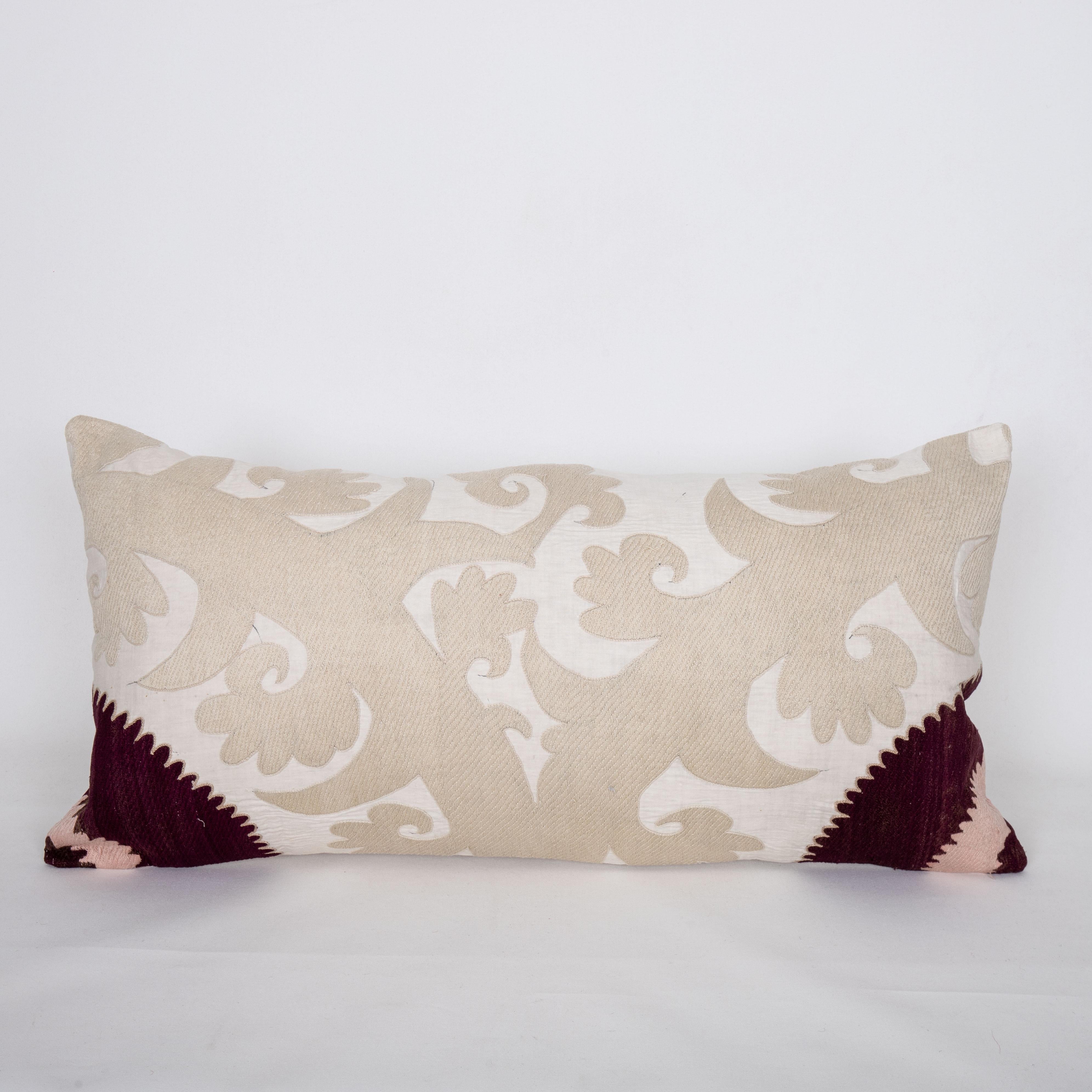 Housse de coussin réalisée à partir d'un Suzani du milieu du 20e C., Ouzbékistan
Il n'est pas accompagné d'un insert.
Coton dans le dos.
Fermeture à glissière.
Le nettoyage à sec est recommandé.

