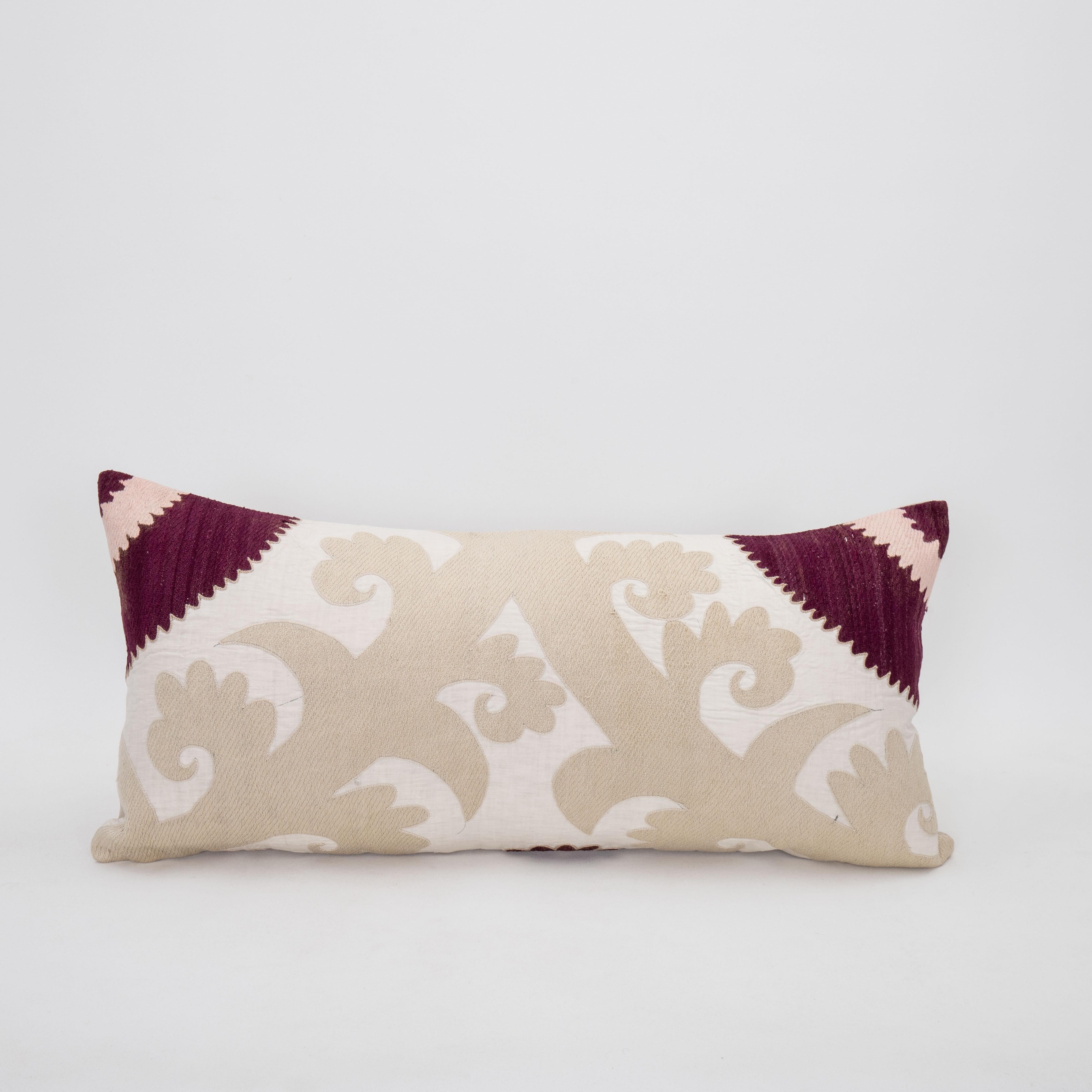 Housse de coussin réalisée à partir d'un Suzani du milieu du 20e C., Ouzbékistan


Il n'est pas accompagné d'un insert.
Coton dans le dos.
Fermeture à glissière.
Le nettoyage à sec est recommandé.

