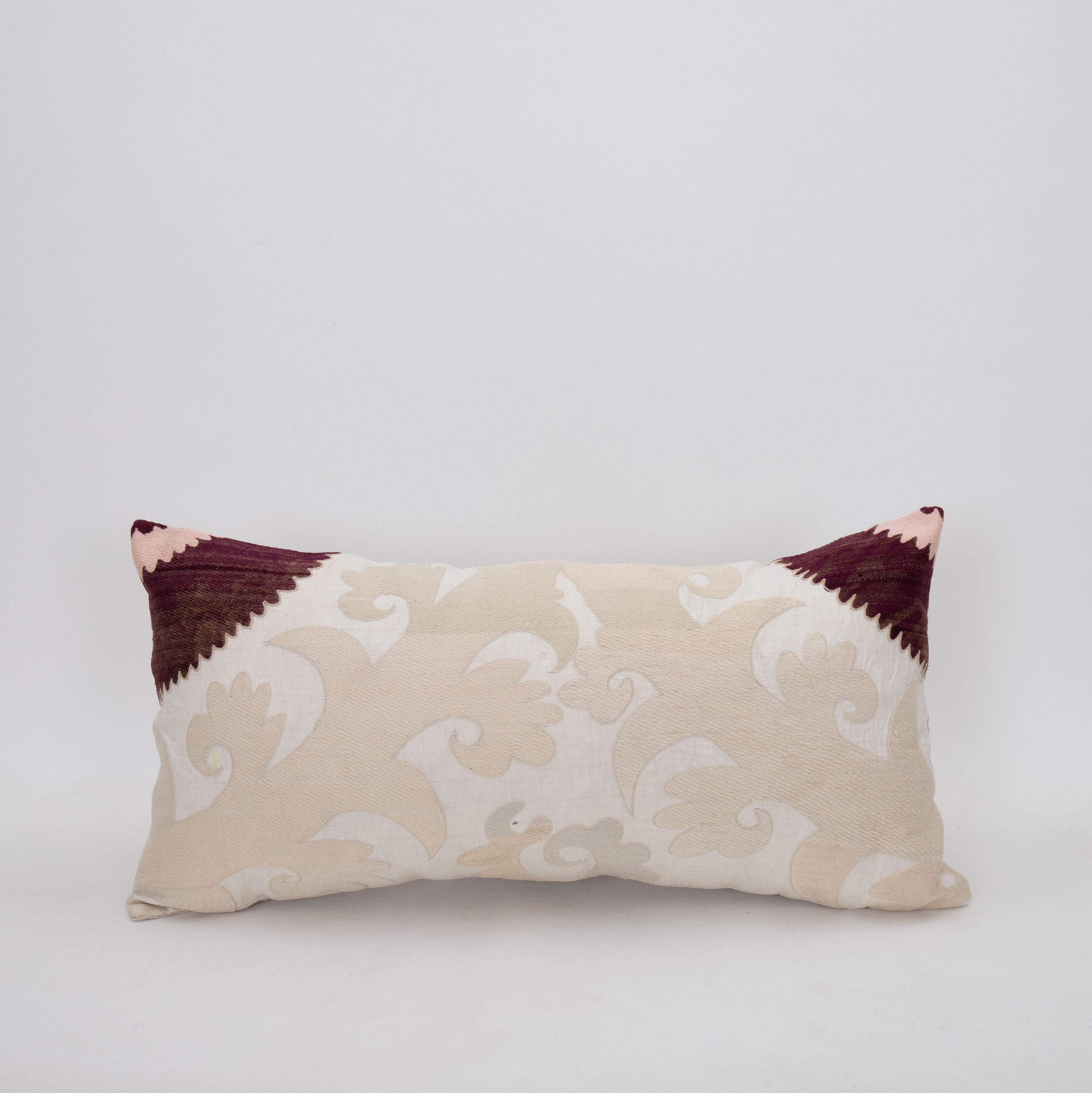 Housse de coussin réalisée à partir d'un Suzani du milieu du 20e C., Ouzbékistan


Il n'est pas accompagné d'un insert.
Coton dans le dos.
Fermeture à glissière.
Le nettoyage à sec est recommandé.


