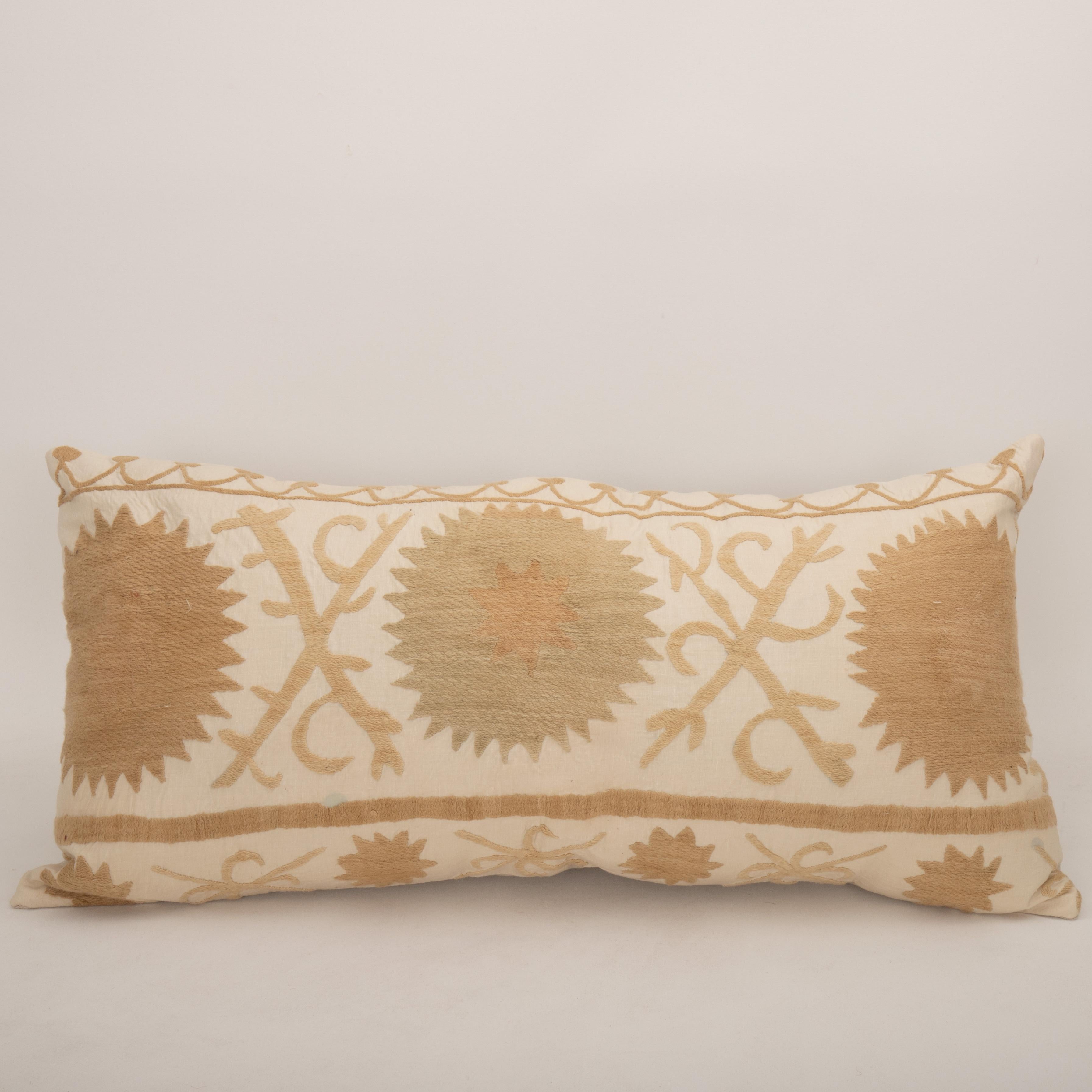 Housse de coussin réalisée à partir d'un Suzani du milieu du 20e C., Ouzbékistan
Il n'est pas accompagné d'un insert.
Coton dans le dos.
Fermeture à glissière.
Le nettoyage à sec est recommandé.
