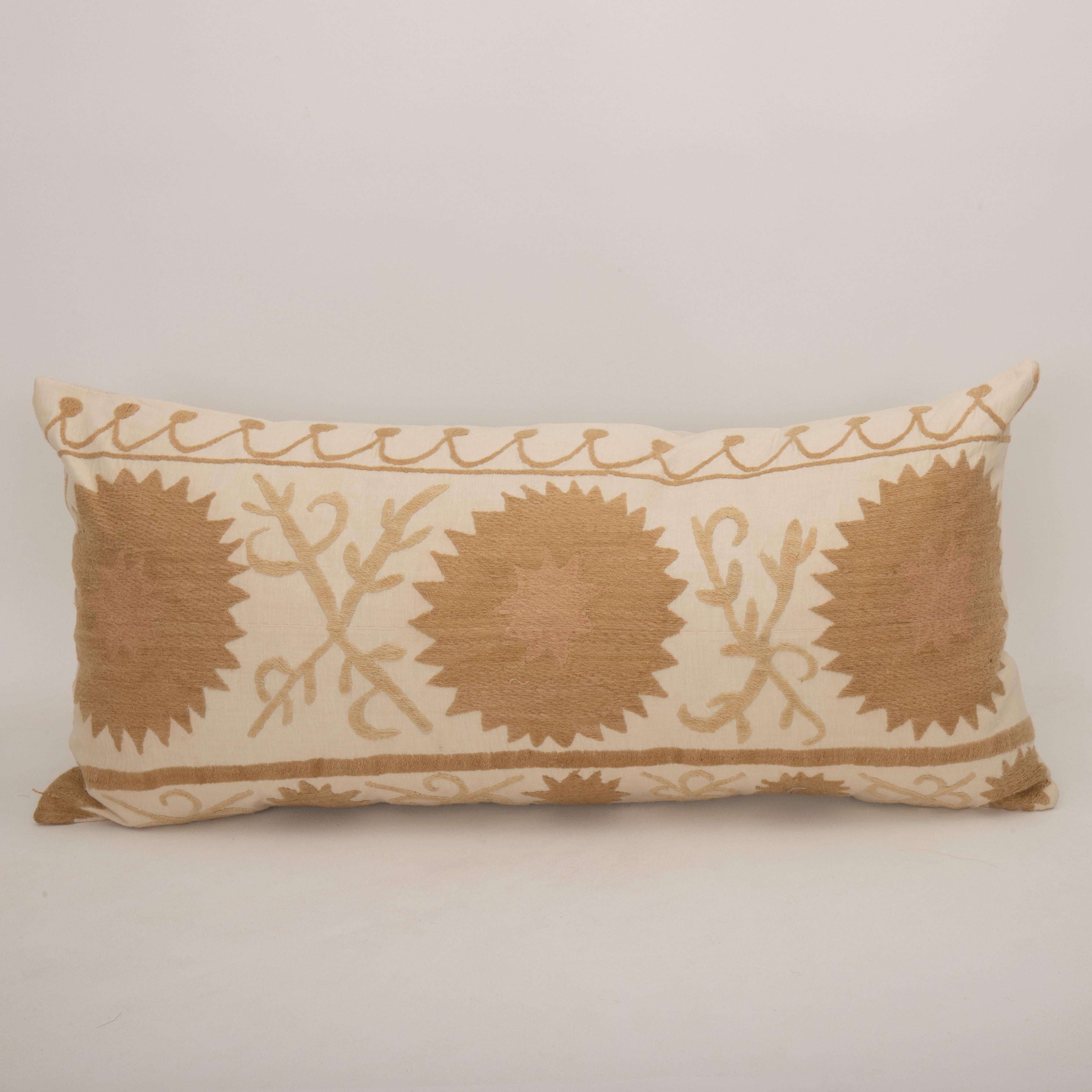 Housse de coussin réalisée à partir d'un Suzani du milieu du 20e C., Ouzbékistan
Il n'est pas accompagné d'un insert.
Coton dans le dos.
Fermeture à glissière.
Le nettoyage à sec est recommandé.
