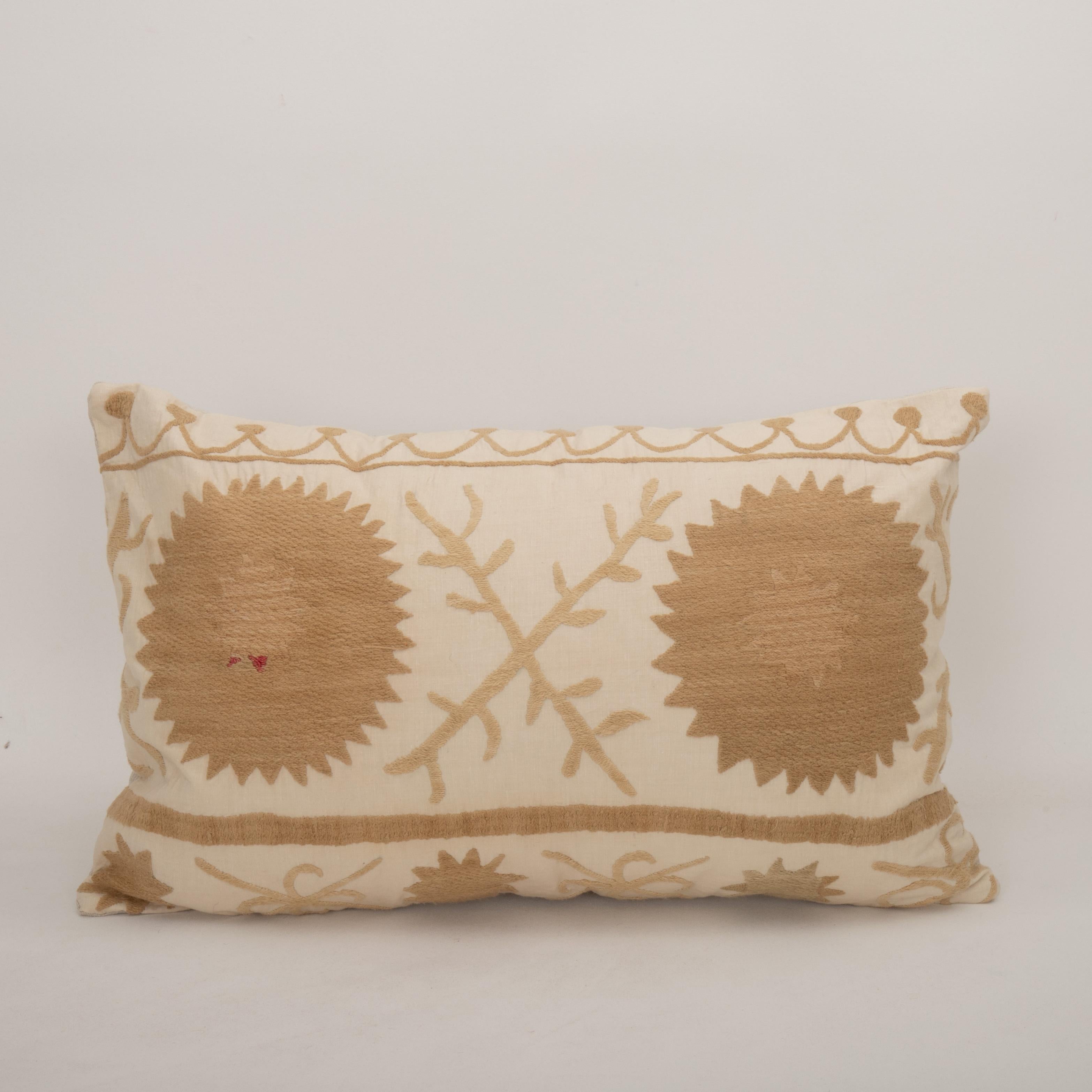 Housse de coussin réalisée à partir d'un Suzani du milieu du 20e C., Ouzbékistan
Il n'est pas accompagné d'un insert.
Coton dans le dos.
Fermeture à glissière.
Le nettoyage à sec est recommandé.
