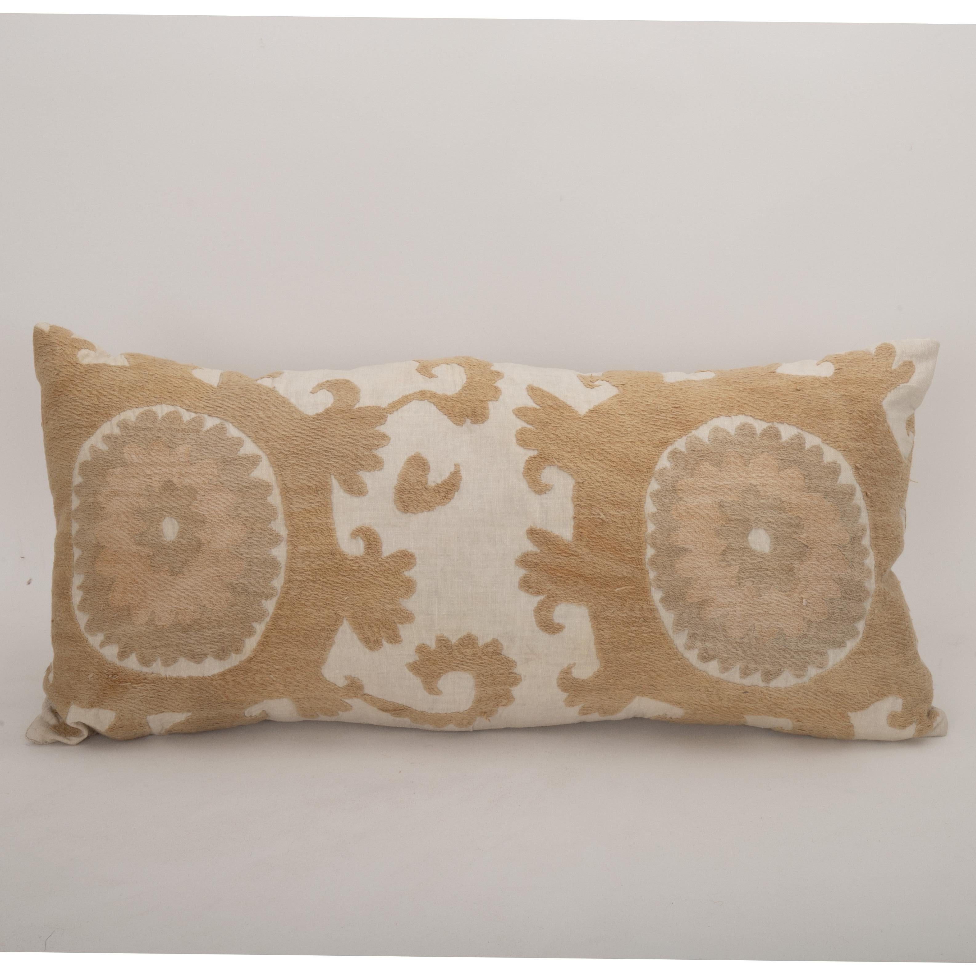 Housse de coussin réalisée à partir d'un Suzani du milieu du 20e C., Ouzbékistan
Il n'est pas accompagné d'un insert.
Coton dans le dos.
Fermeture à glissière.
Le nettoyage à sec est recommandé.
