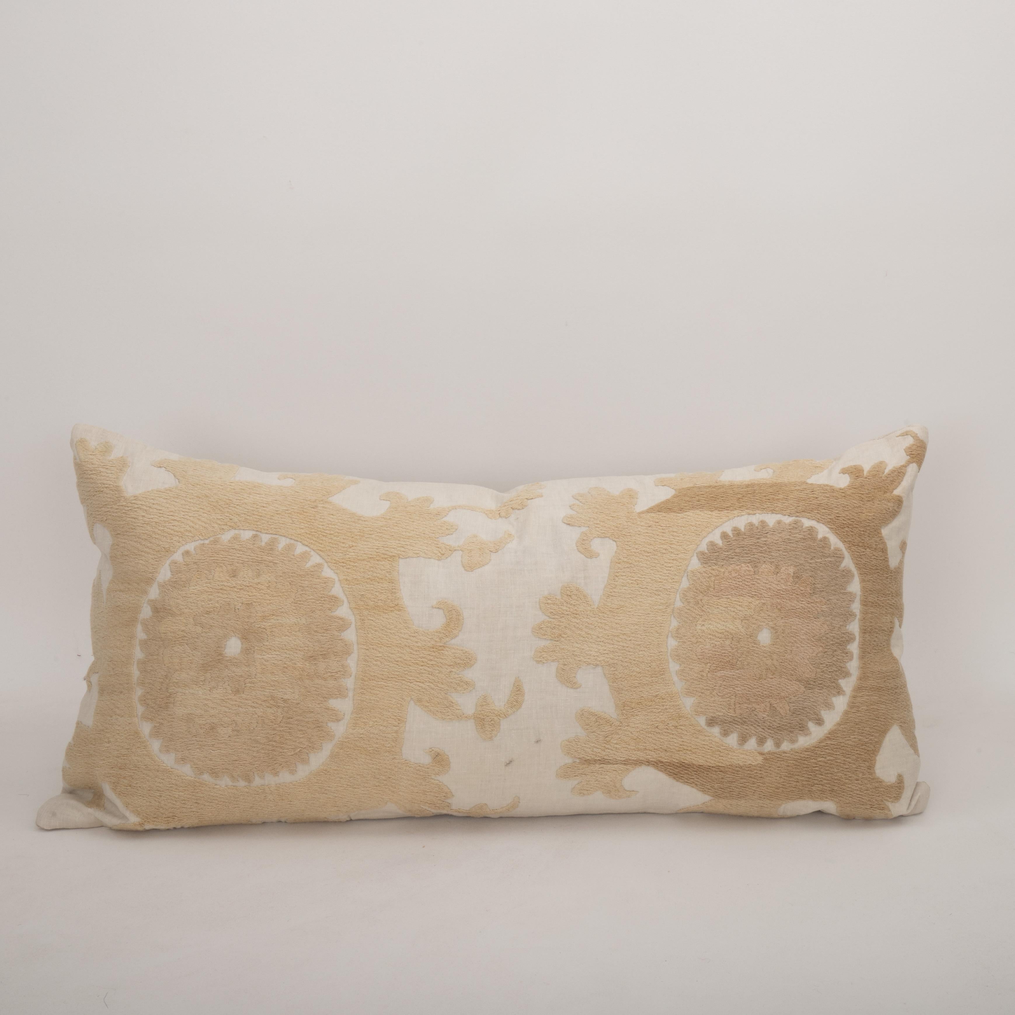 Housse de coussin réalisée à partir d'un Suzani du milieu du 20e C., Ouzbékistan
Il n'est pas accompagné d'un insert.
Coton dans le dos.
Fermeture à glissière.
Nettoyage à sec recommandé
