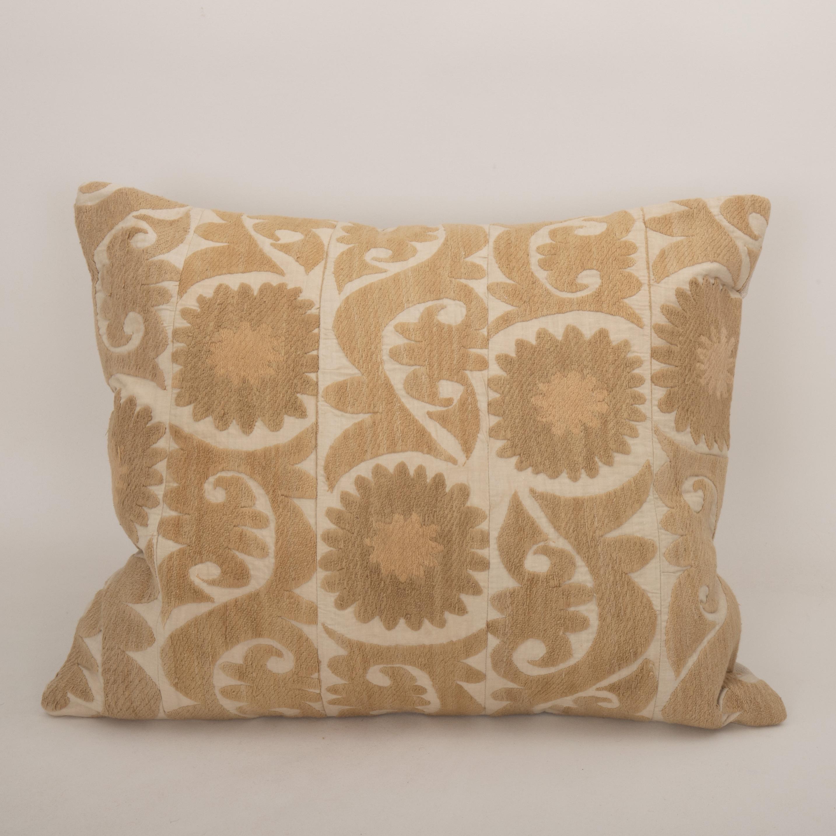 Housse de coussin réalisée à partir d'un Suzani du milieu du 20e C., Ouzbékistan
Il n'est pas accompagné d'un insert.
Coton dans le dos.
Fermeture à glissière.
Le nettoyage à sec est recommandé.
