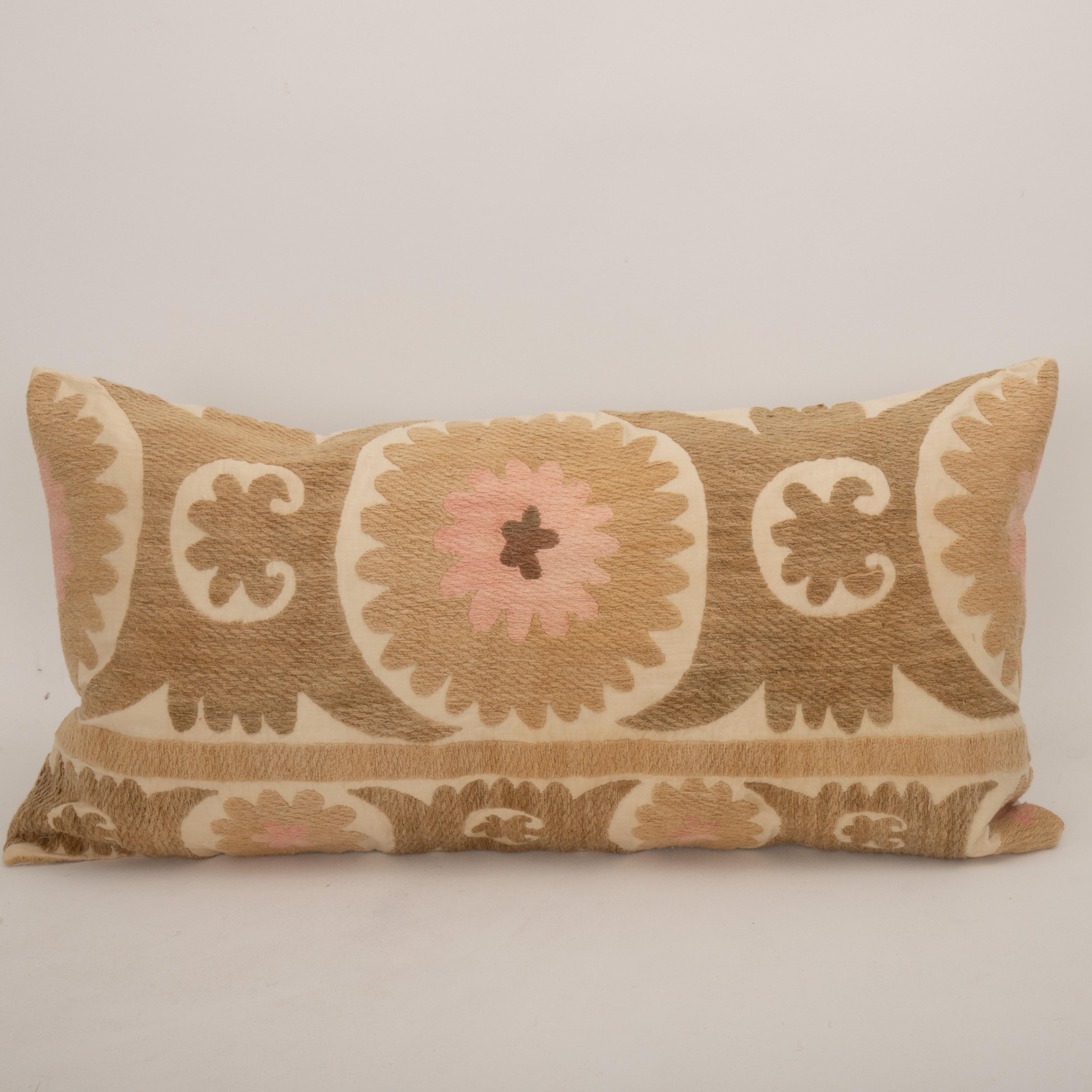 Housse de coussin réalisée à partir d'un Suzani du milieu du 20e C., Ouzbékistan
Il n'est pas accompagné d'un insert.
Coton dans le dos.
Fermeture à glissière.
Le nettoyage à sec est recommandé.
