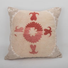Funda de cojín hecha con un Suzani de mediados del siglo XX, Uzbekistán