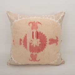 Kissenbezug aus einer Suzani aus der Mitte des 20. Jahrhunderts, Usbekistan