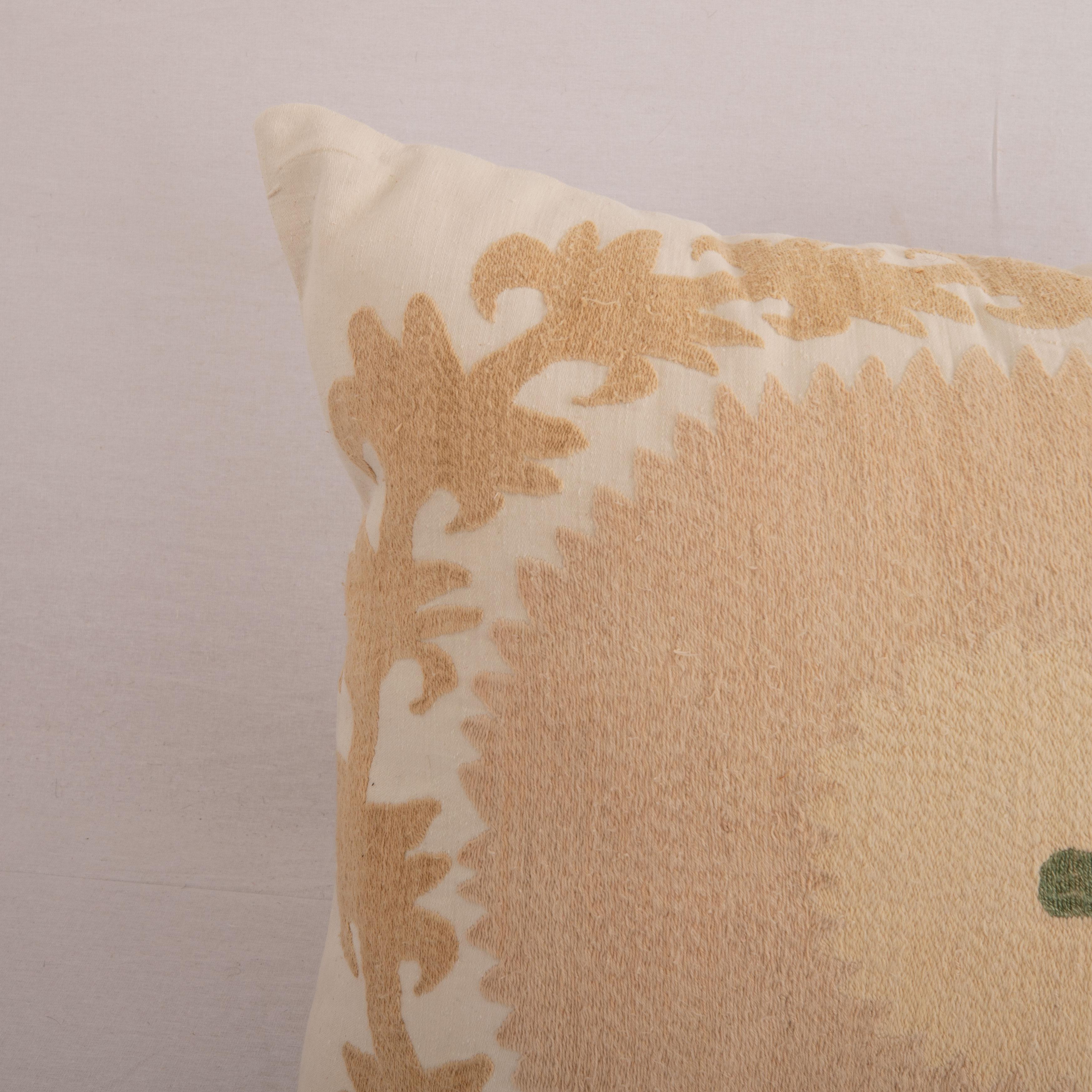 Ouzbek Housse de coussin réalisée à partir d'un Suzani du milieu du 20e C., Ouzbékistan en vente
