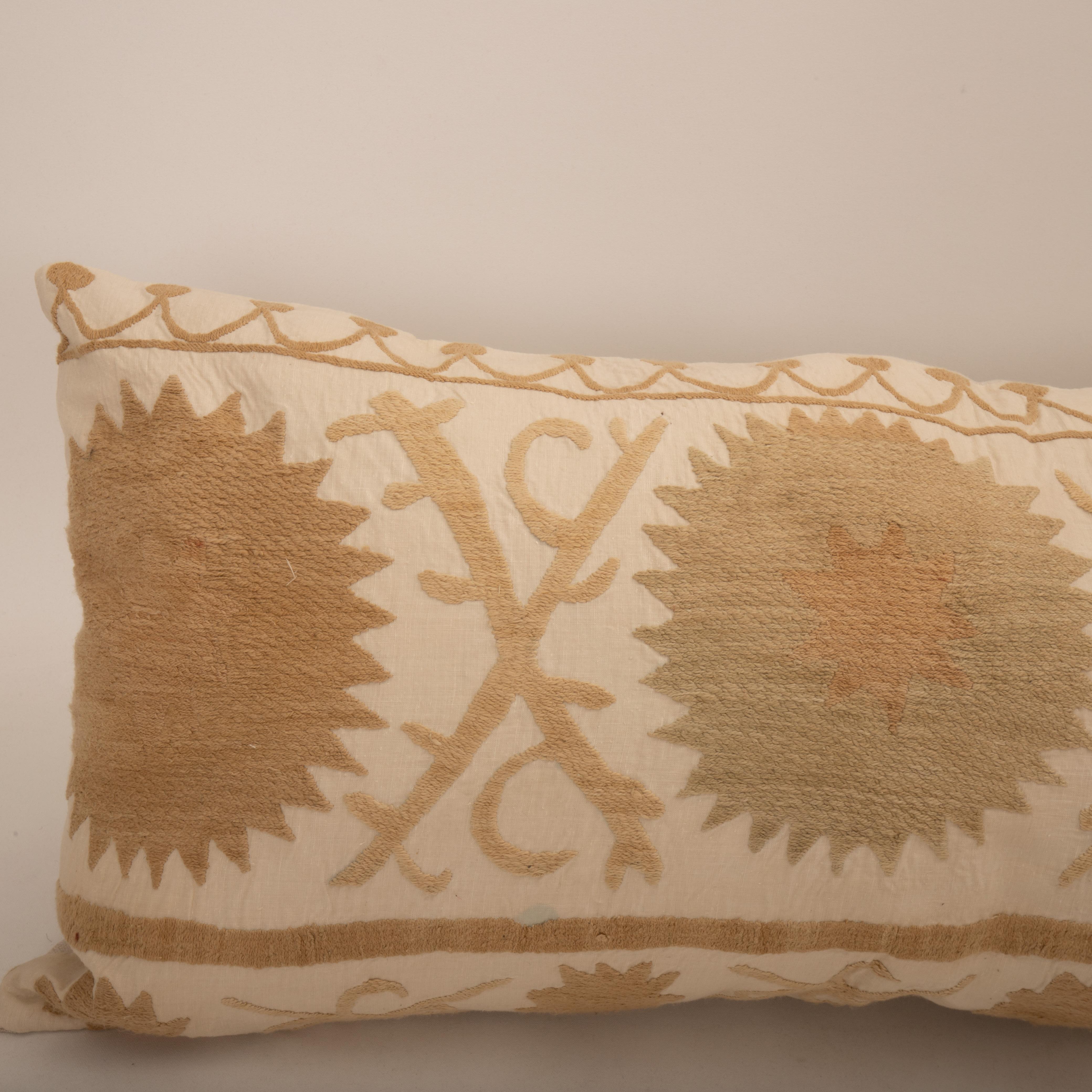 Ouzbek Housse de coussin réalisée à partir d'un Suzani du milieu du 20e C., Ouzbékistan en vente