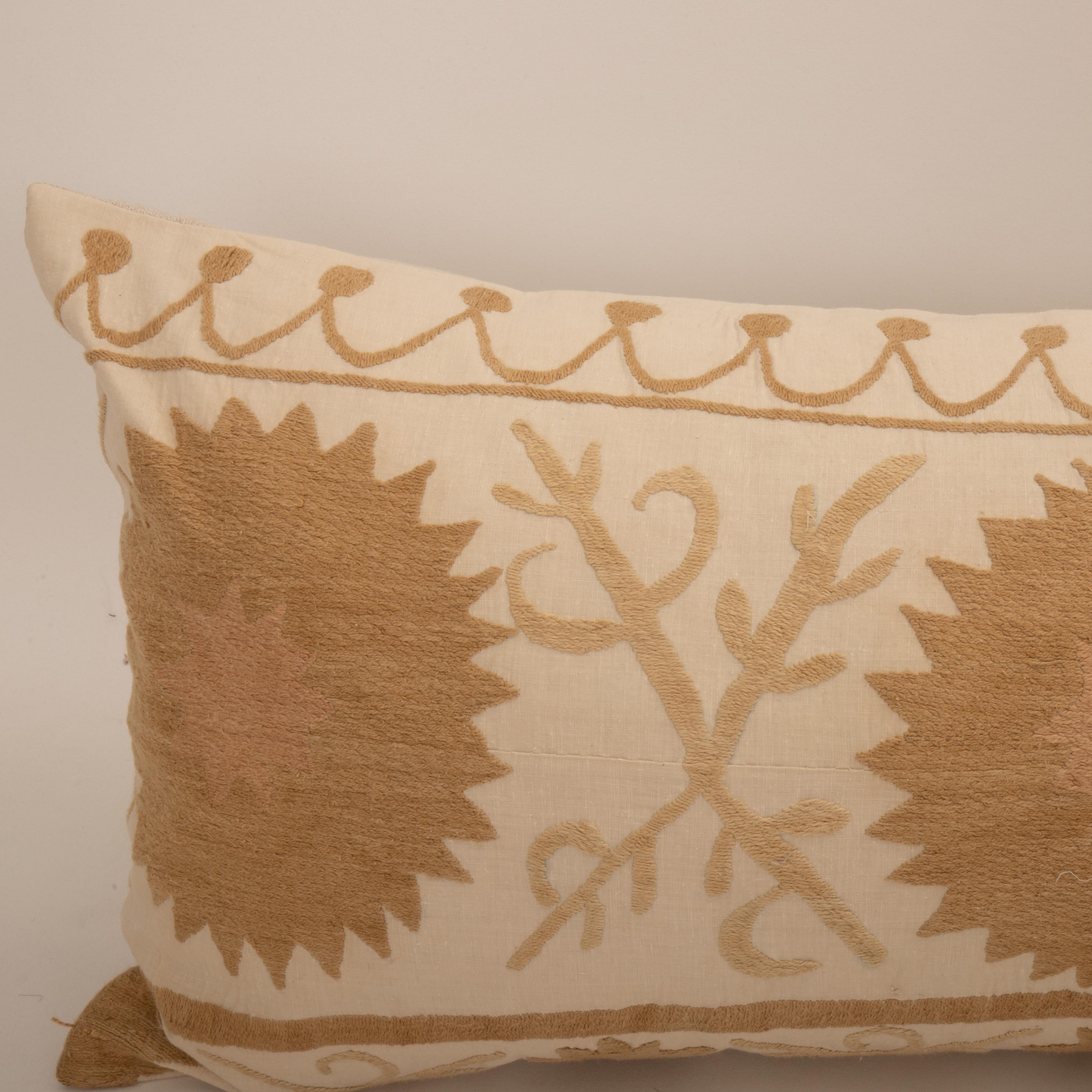 Ouzbek Housse de coussin réalisée à partir d'un Suzani du milieu du 20e C., Ouzbékistan en vente