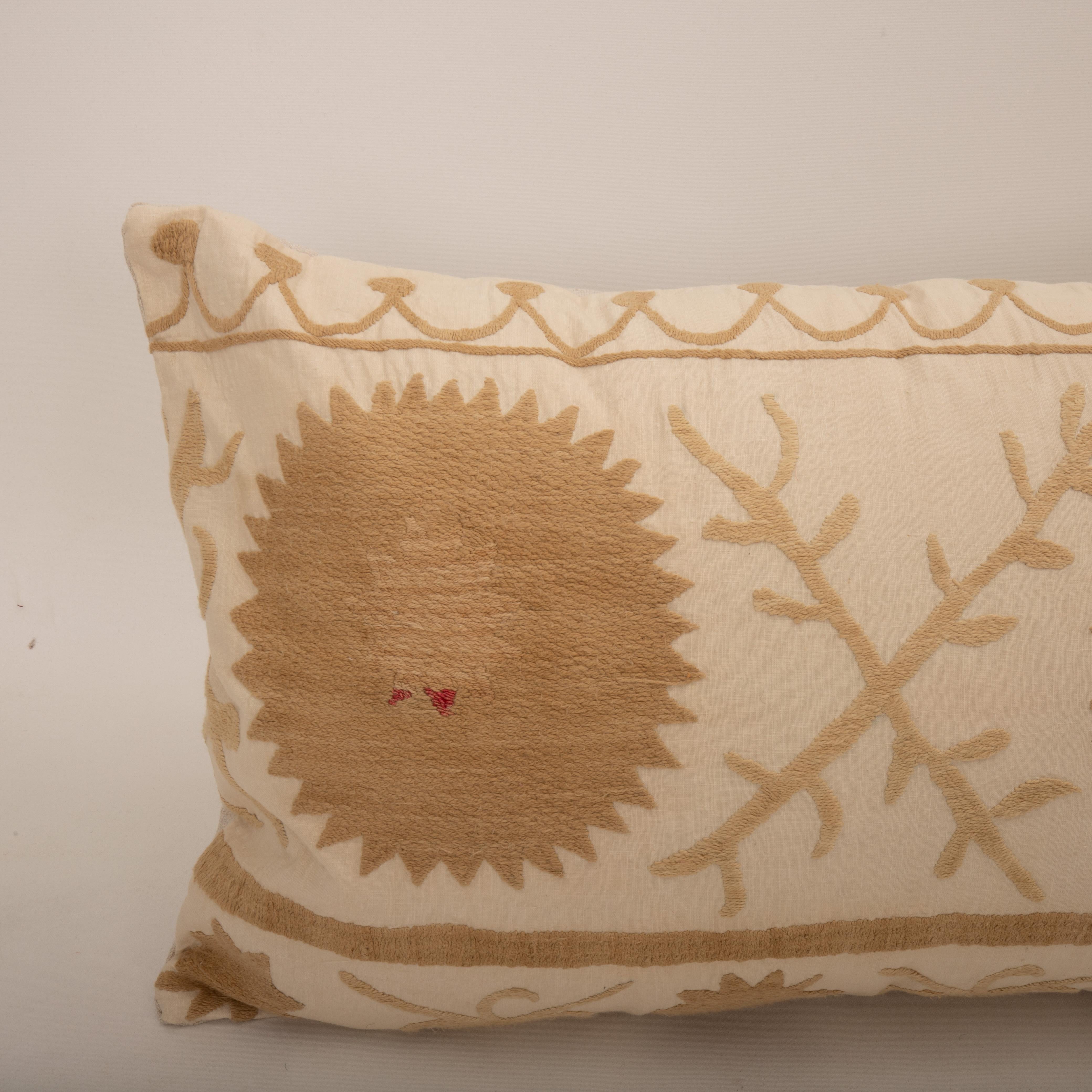 Ouzbek Housse de coussin réalisée à partir d'un Suzani du milieu du 20e C., Ouzbékistan en vente