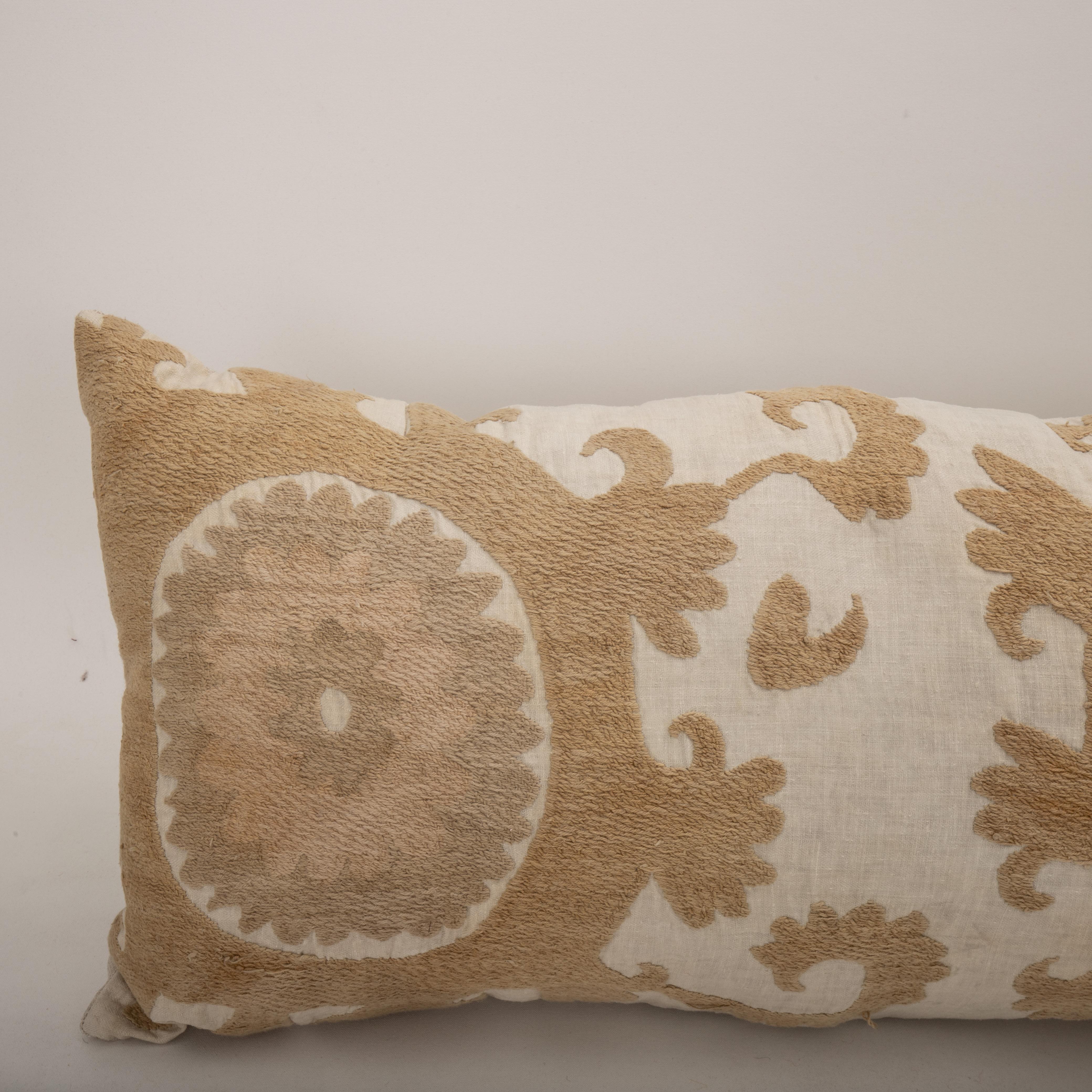 Ouzbek Housse de coussin réalisée à partir d'un Suzani du milieu du 20e C., Ouzbékistan en vente