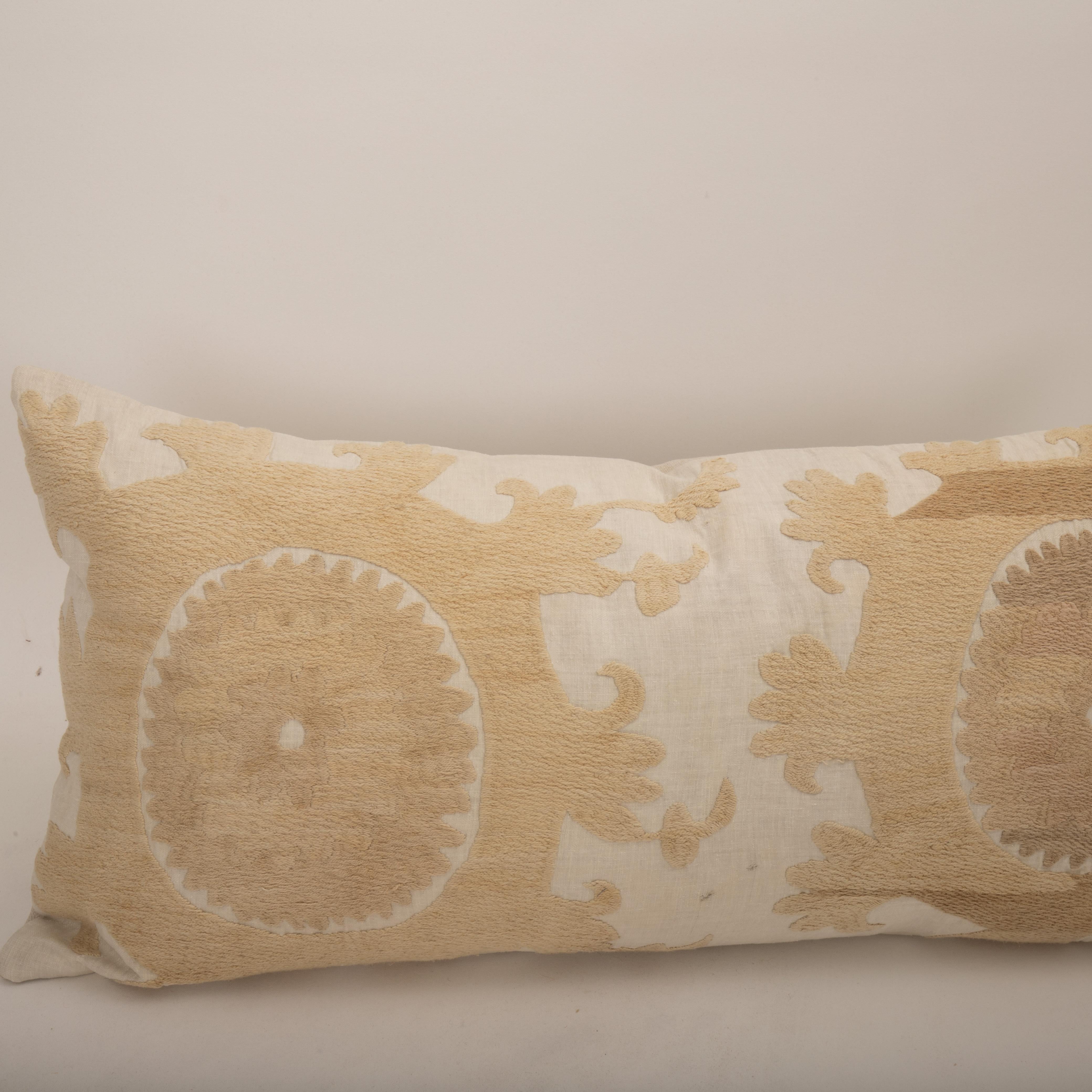 Ouzbek Housse de coussin réalisée à partir d'un Suzani du milieu du 20e C., Ouzbékistan en vente