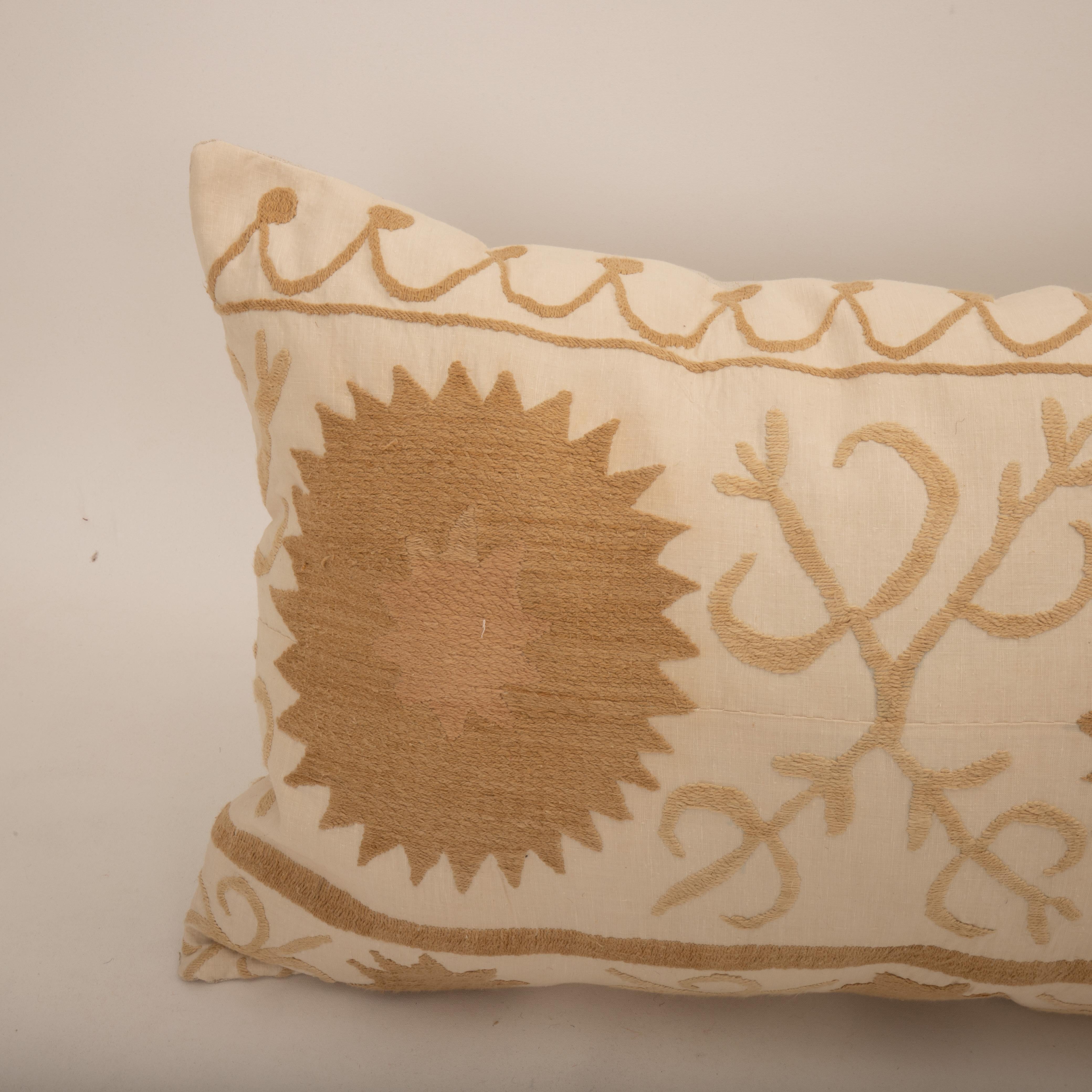 Ouzbek Housse de coussin réalisée à partir d'un Suzani du milieu du 20e C., Ouzbékistan en vente