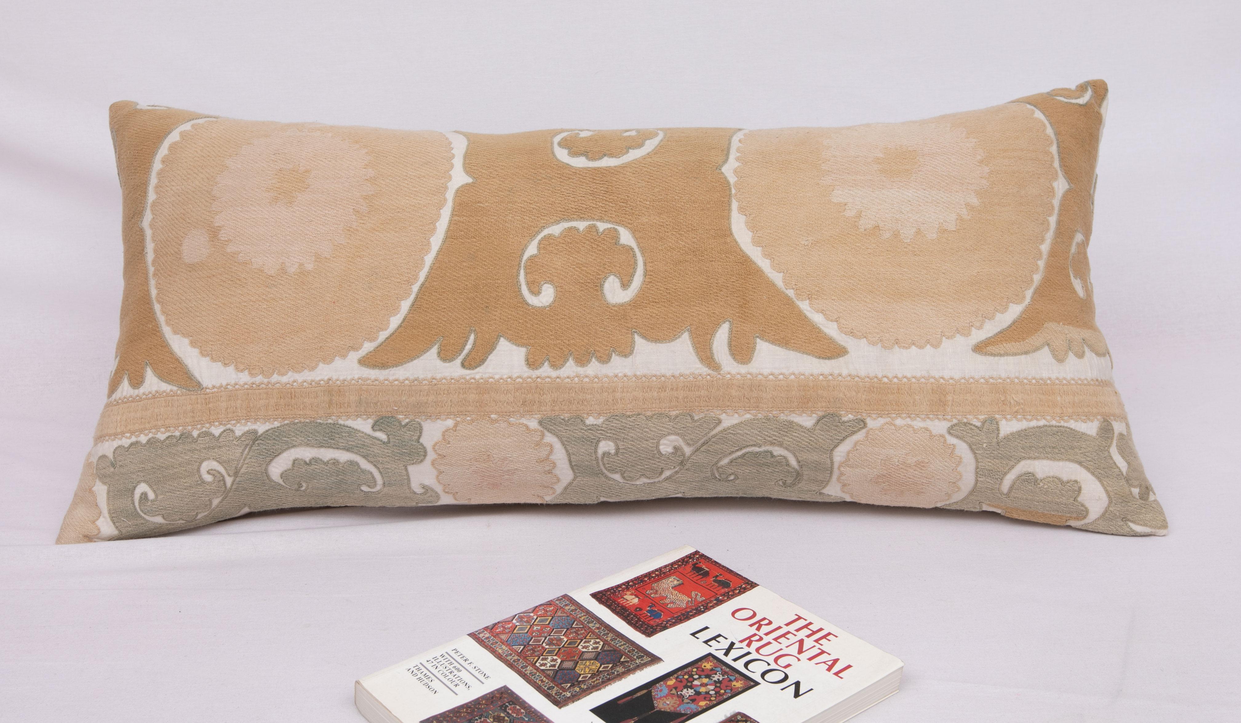 Ouzbek Housse de coussin réalisée à partir d'un Suzani du milieu du 20e C., Ouzbékistan en vente
