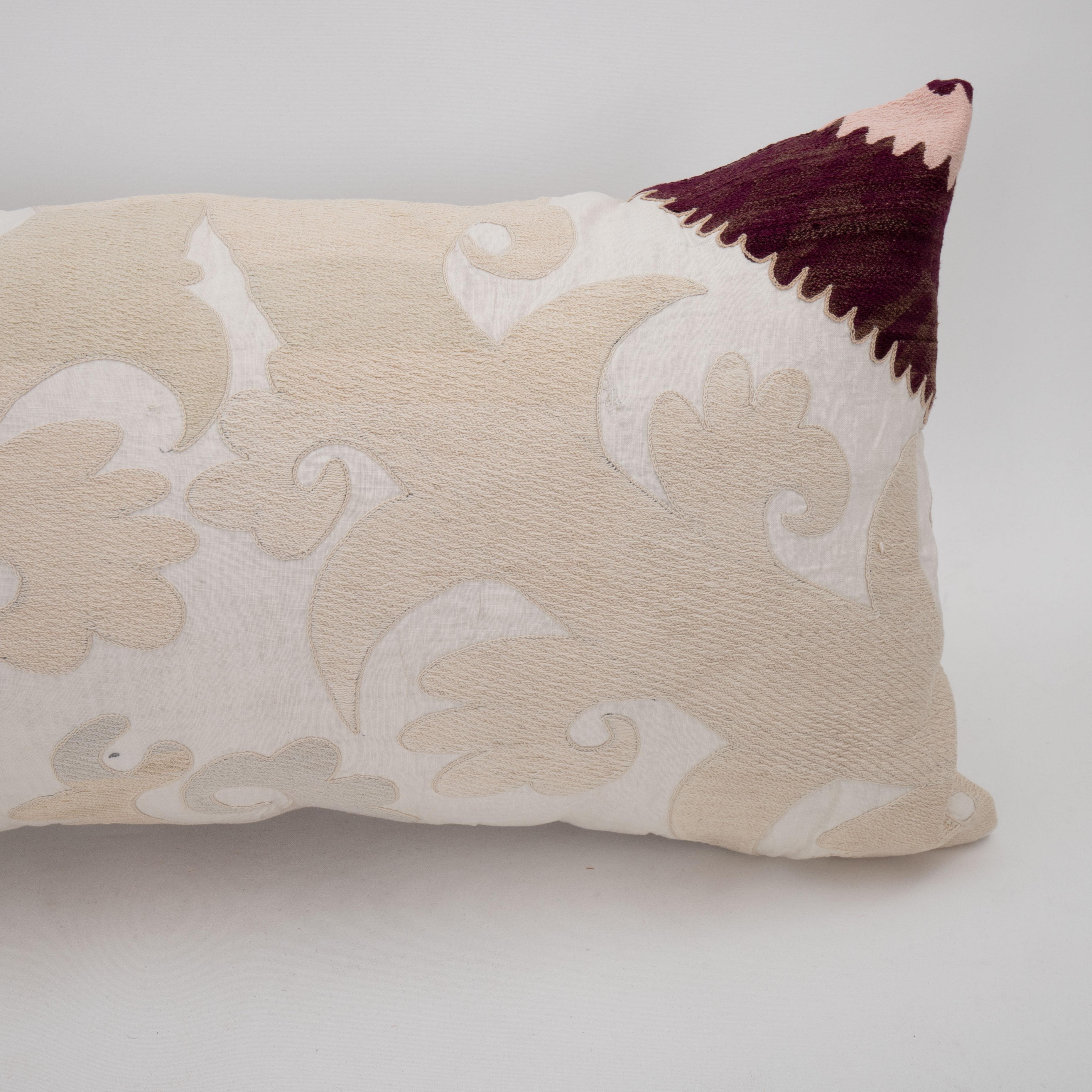 Brodé Housse de coussin réalisée à partir d'un Suzani du milieu du 20e C., Ouzbékistan en vente
