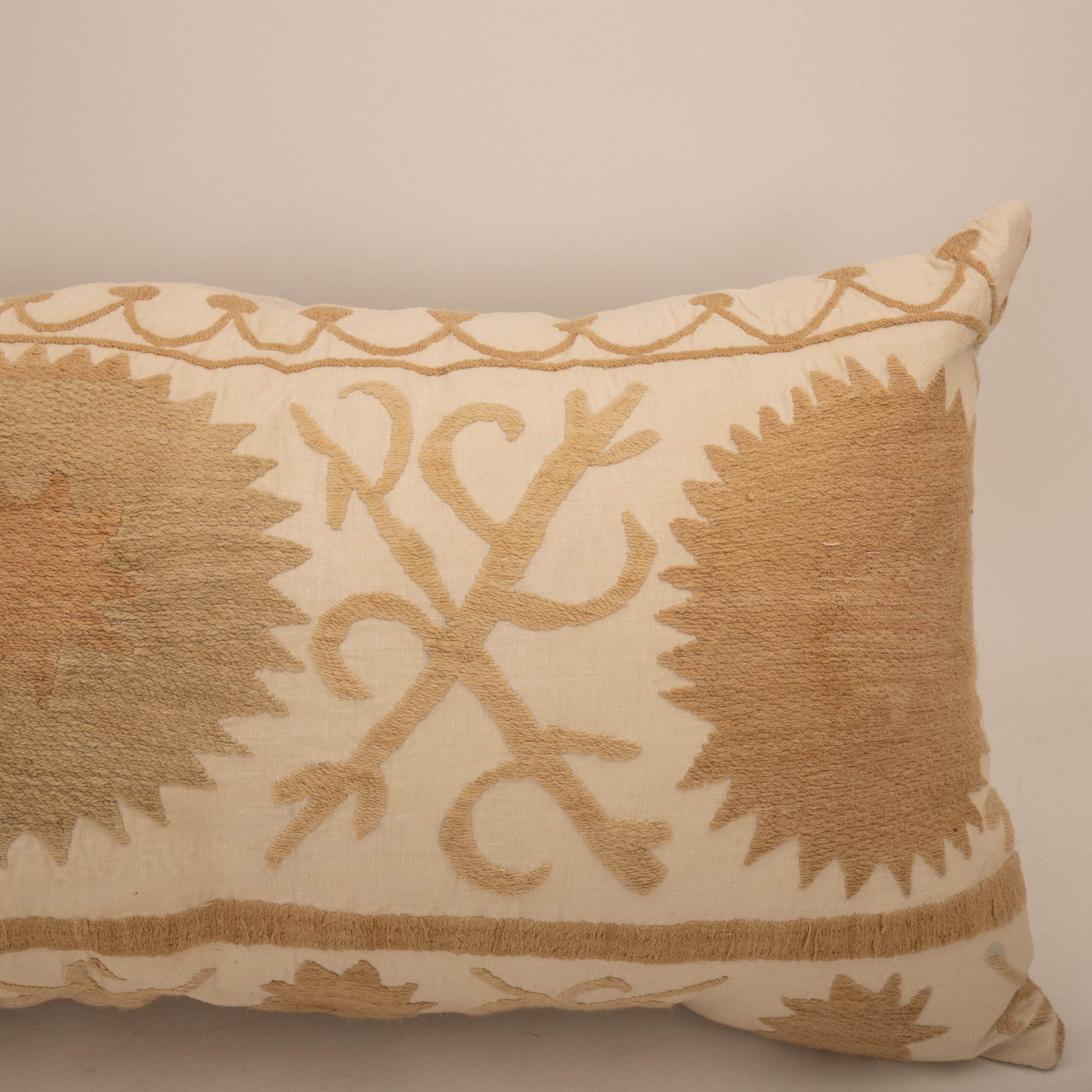 Brodé Housse de coussin réalisée à partir d'un Suzani du milieu du 20e C., Ouzbékistan en vente