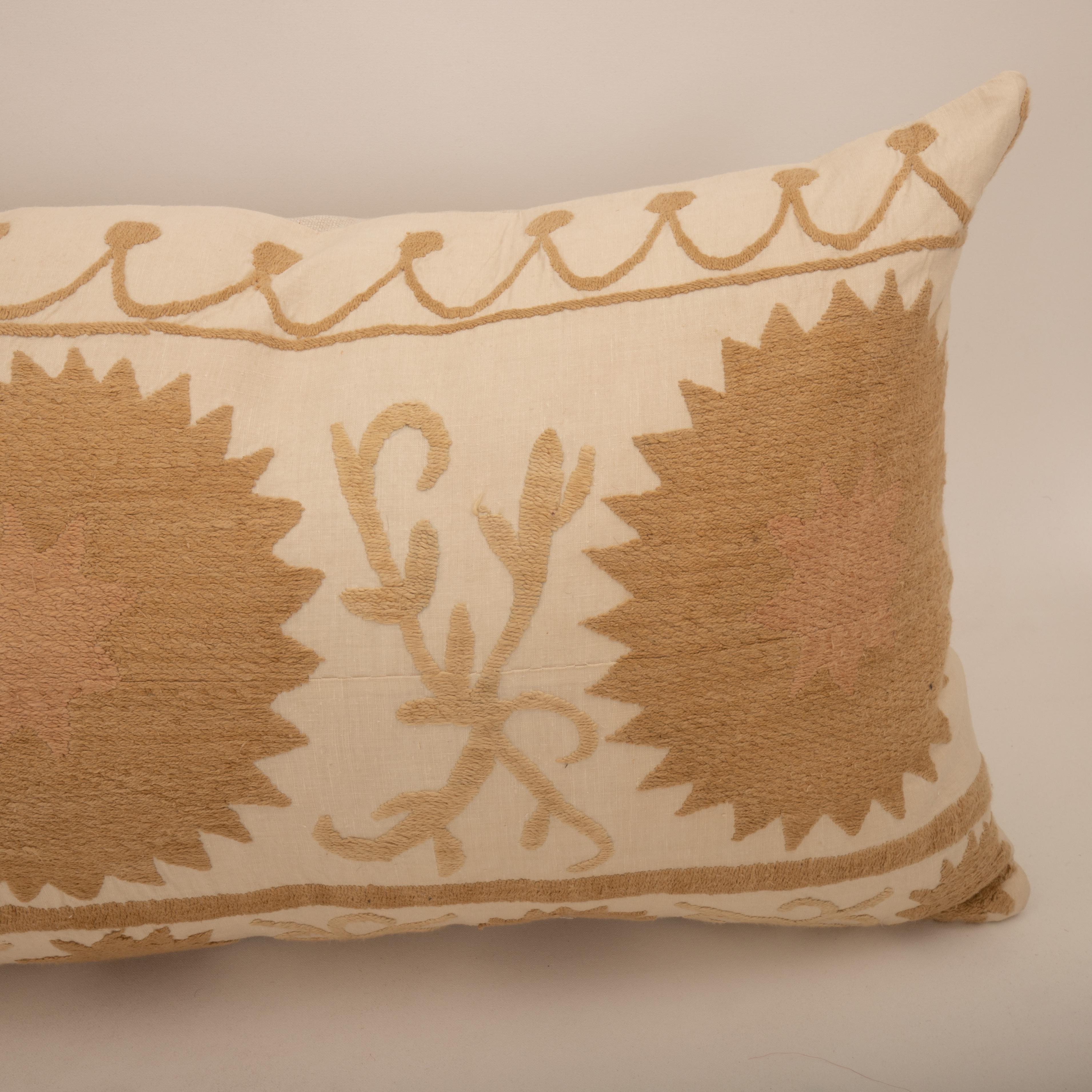 Brodé Housse de coussin réalisée à partir d'un Suzani du milieu du 20e C., Ouzbékistan en vente